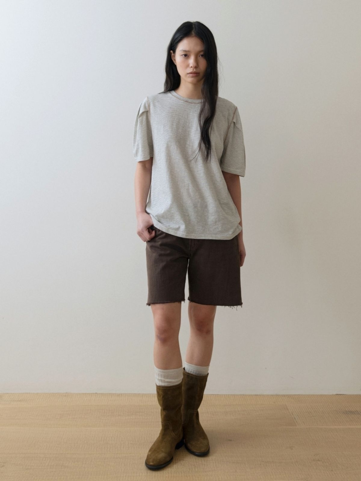 어나우트(UNNOUT) VOLUME SLEEVE STRIPE T-SHIRT - IVORY