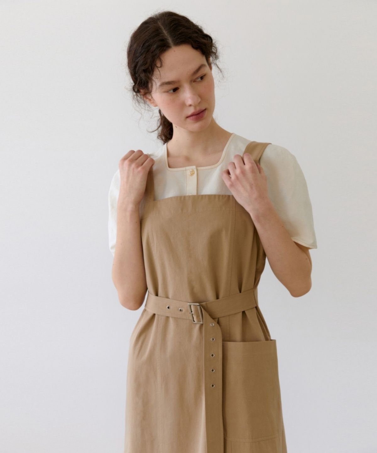 어나우트(UNNOUT) COTTON SUSPENDER DRESS - BEIGE