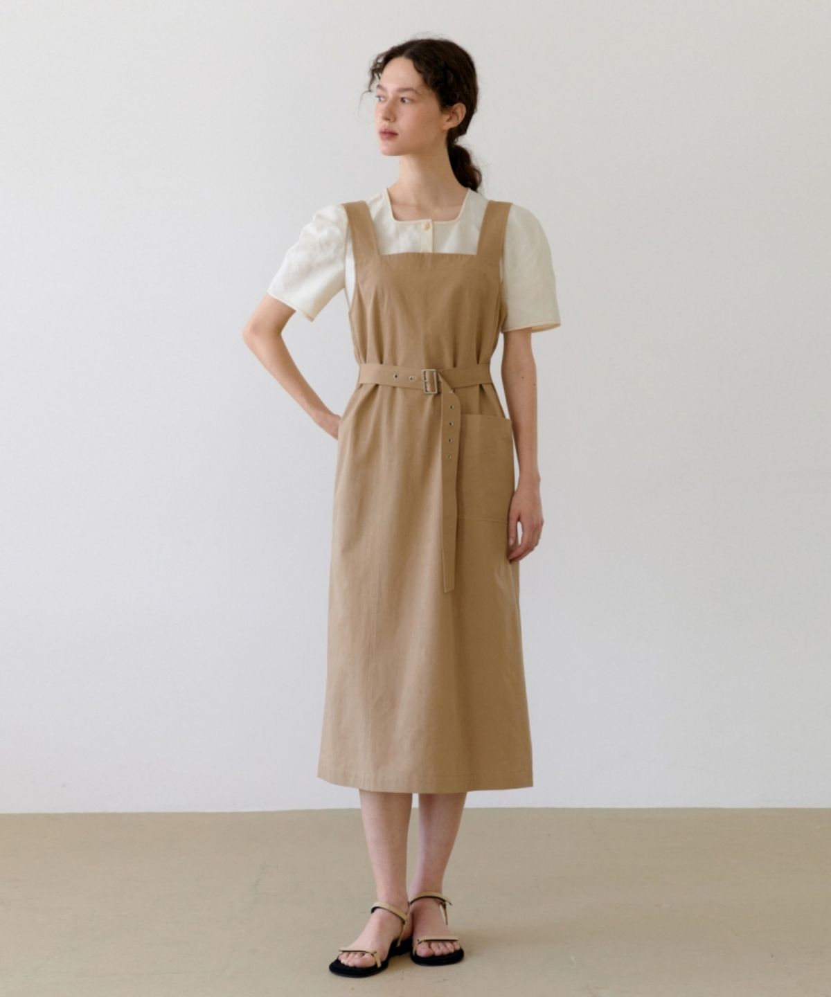어나우트(UNNOUT) COTTON SUSPENDER DRESS - BEIGE