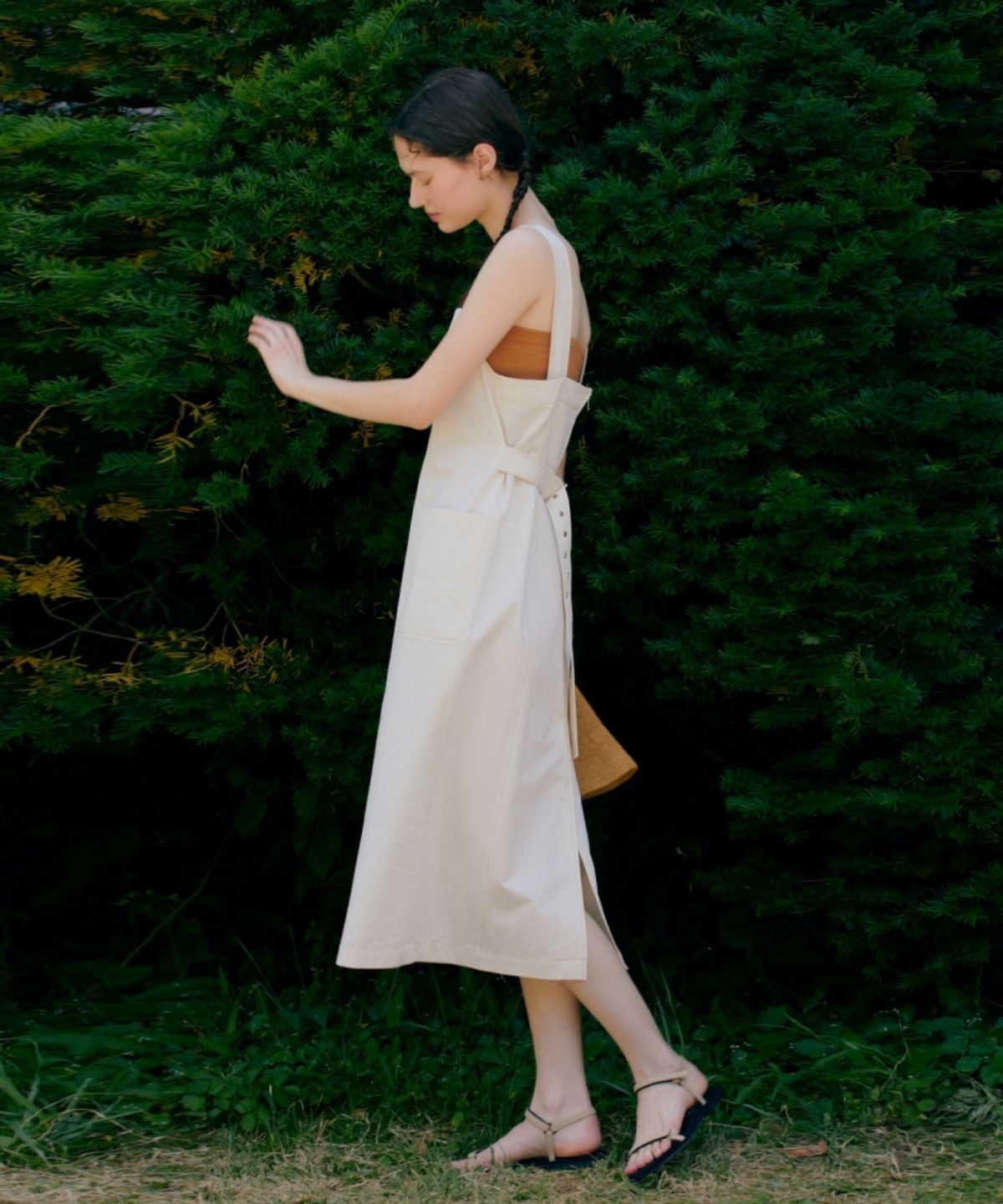 어나우트(UNNOUT) COTTON SUSPENDER DRESS - ECRU