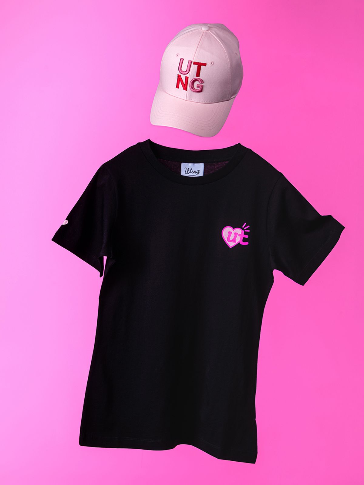 유팅골프(UTING GOLF) 하트 백로고 라운드 티셔츠 BLACK