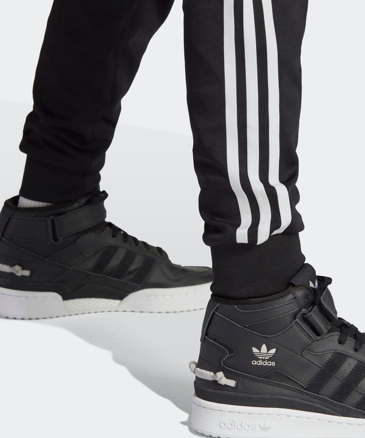 아디다스(ADIDAS) SST 트랙 팬츠 - 블랙 / IK6555