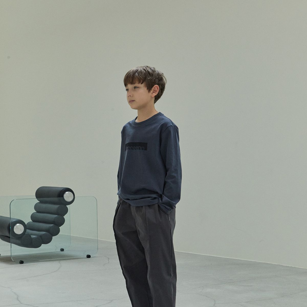 벤(BBEEEENN) 박스 로고 슬리브 T_차콜