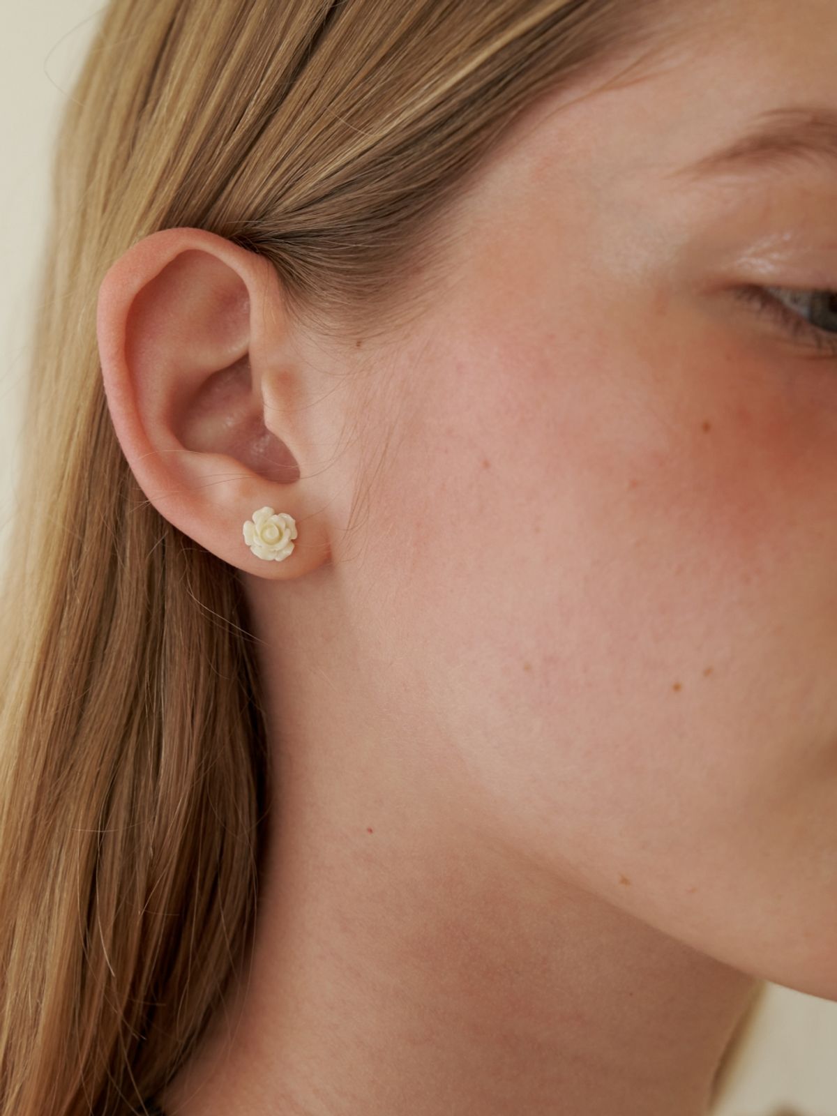 러브미몬스터(LOVE ME MONSTER) Hawlite Rose Earrings