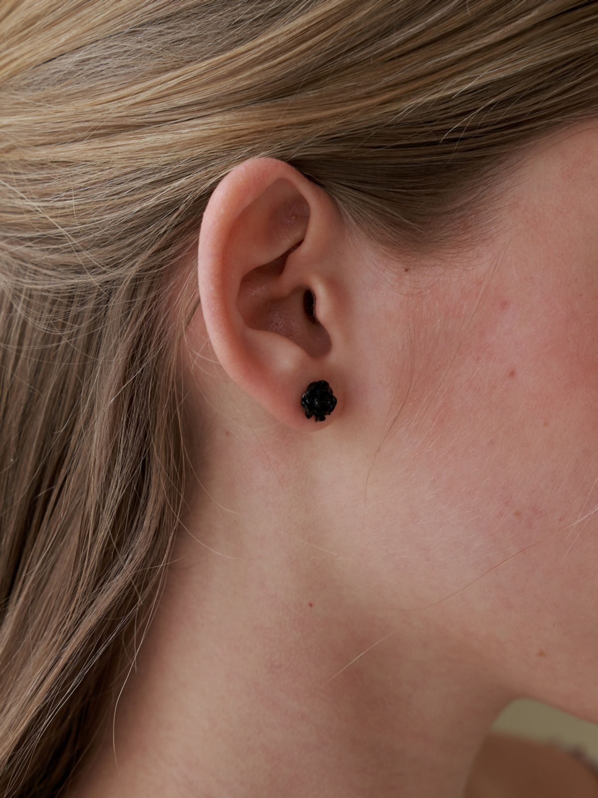 러브미몬스터(LOVE ME MONSTER) Hawlite Rose Earrings
