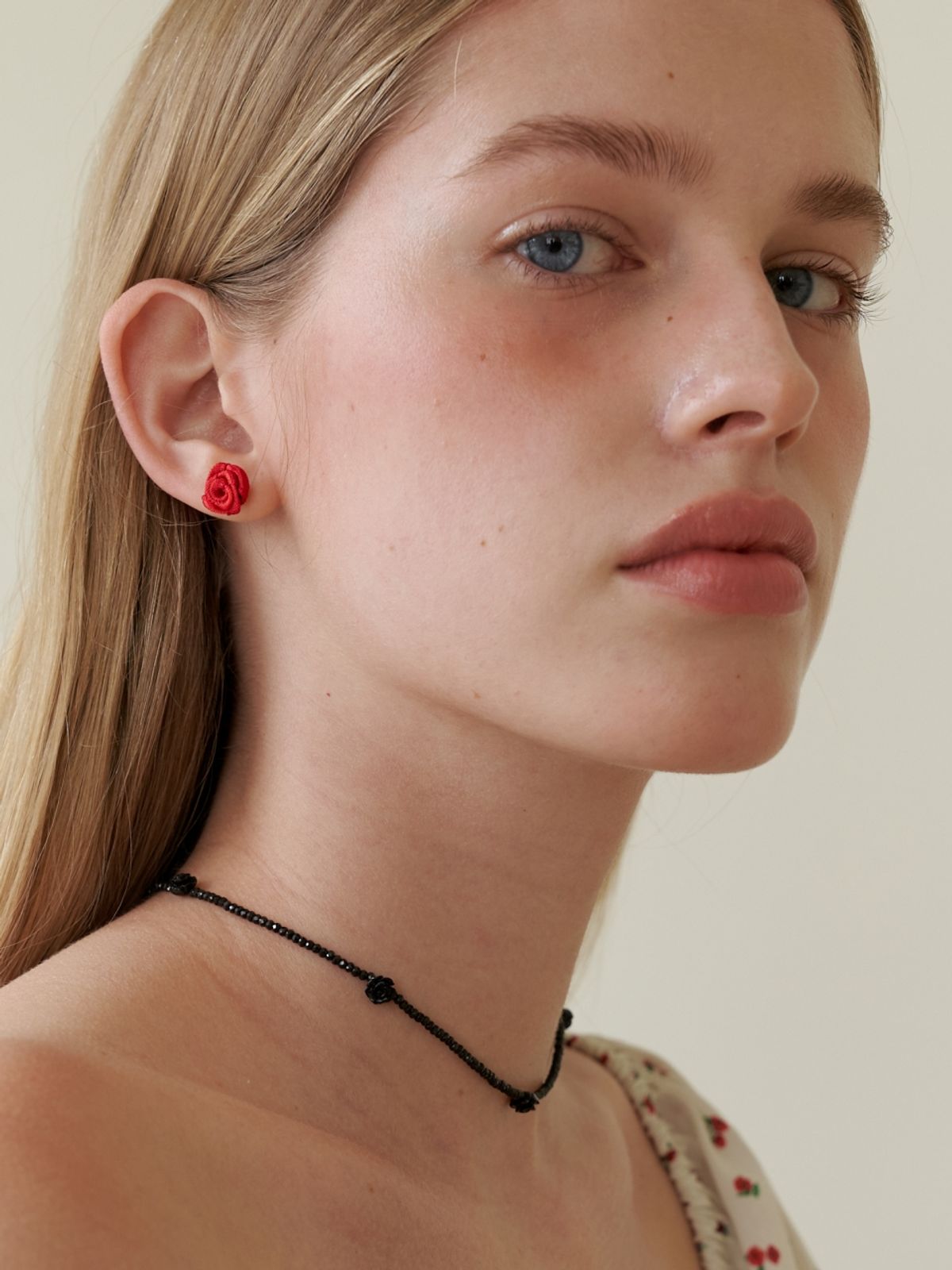 러브미몬스터(LOVE ME MONSTER) Satin Rose Earrings