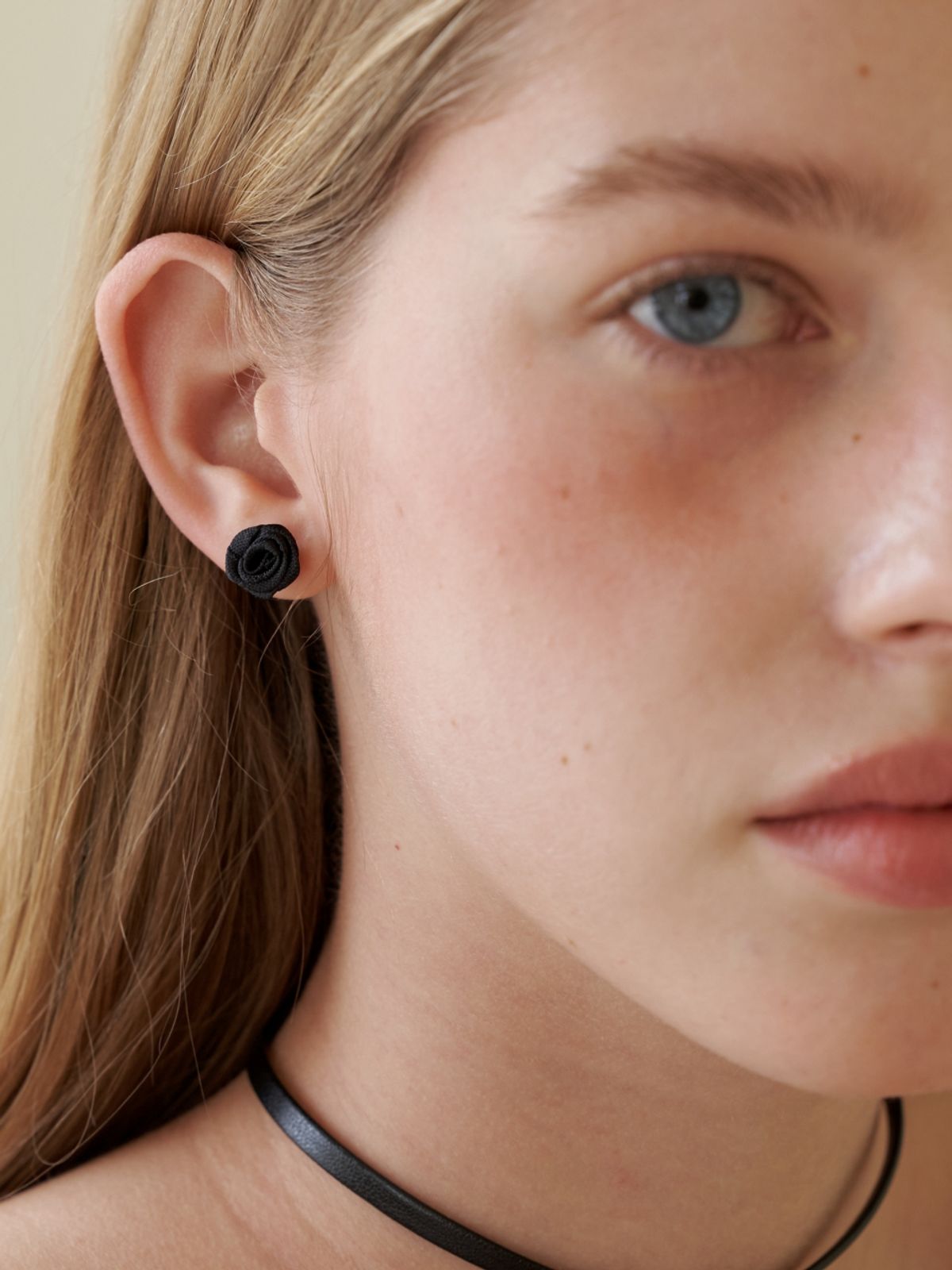 러브미몬스터(LOVE ME MONSTER) Satin Rose Earrings