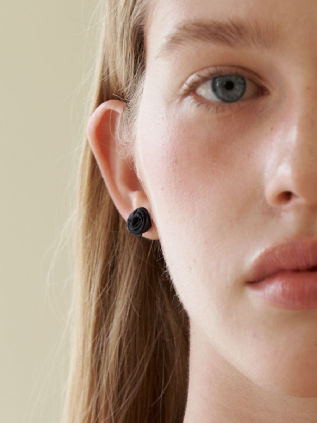 러브미몬스터(LOVE ME MONSTER) Satin Rose Earrings