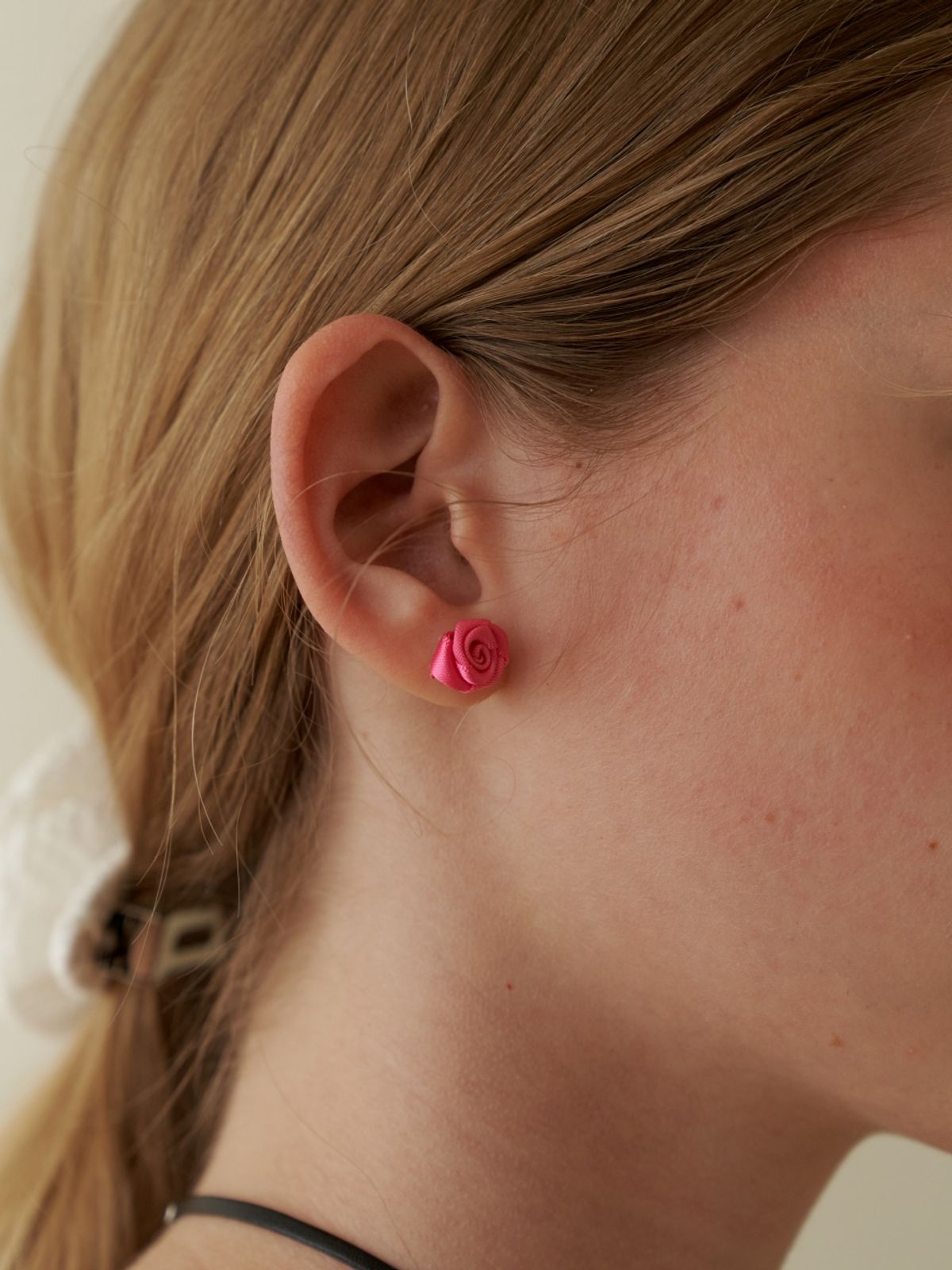 러브미몬스터(LOVE ME MONSTER) Satin Rose Earrings