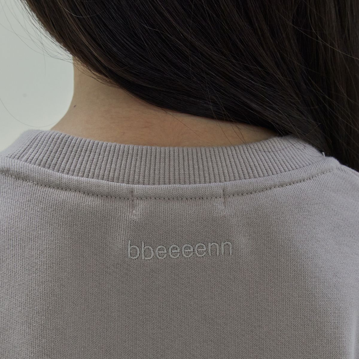 벤(BBEEEENN) 벤몬 드롭 숄더 맨투맨_웜 그레이