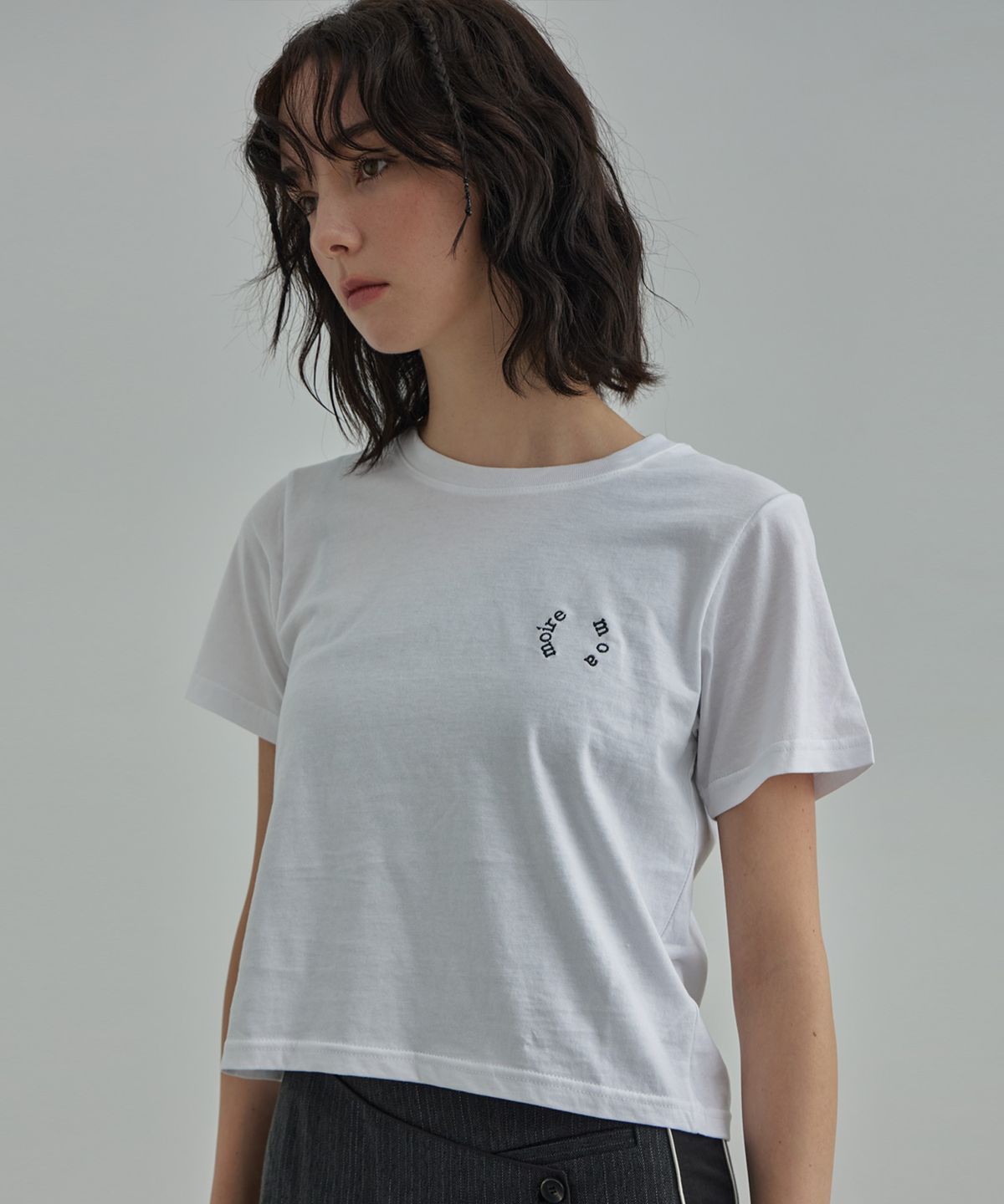 무아르모아(MOIREMOA) moire blank tee - white