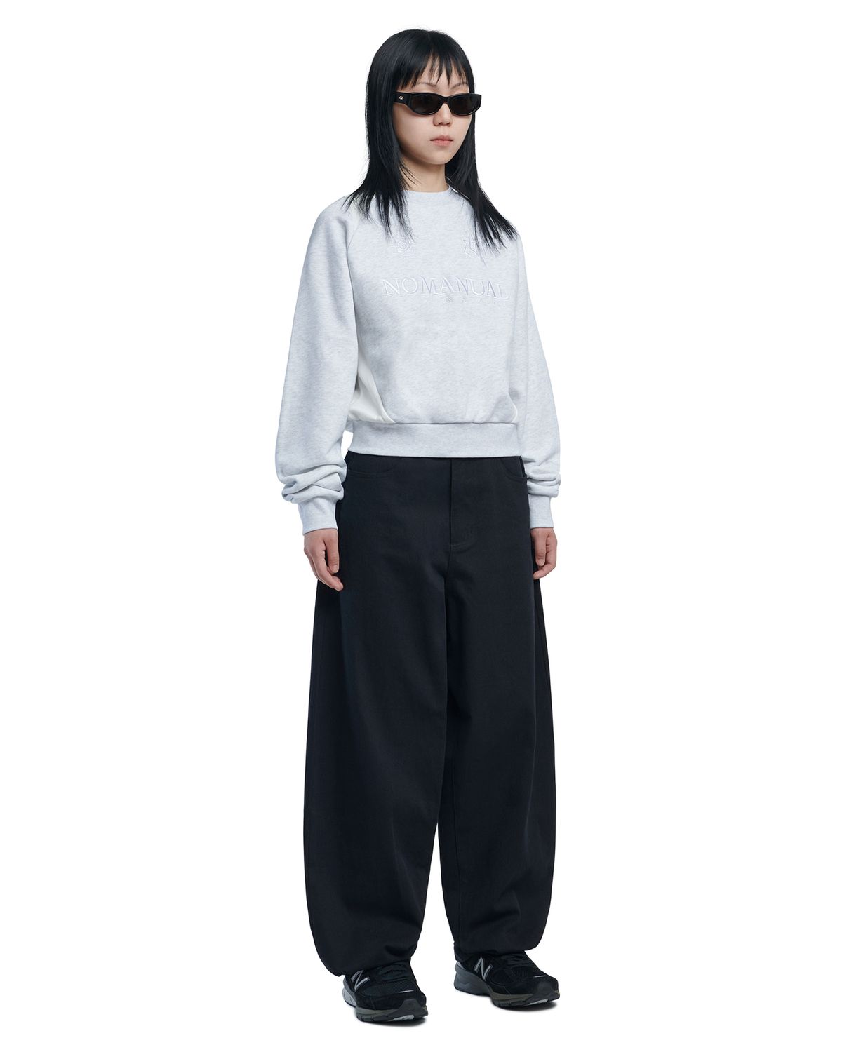 노매뉴얼(NOMANUAL) EMBLEM SWEATSHIRT - WHITE MELANGE