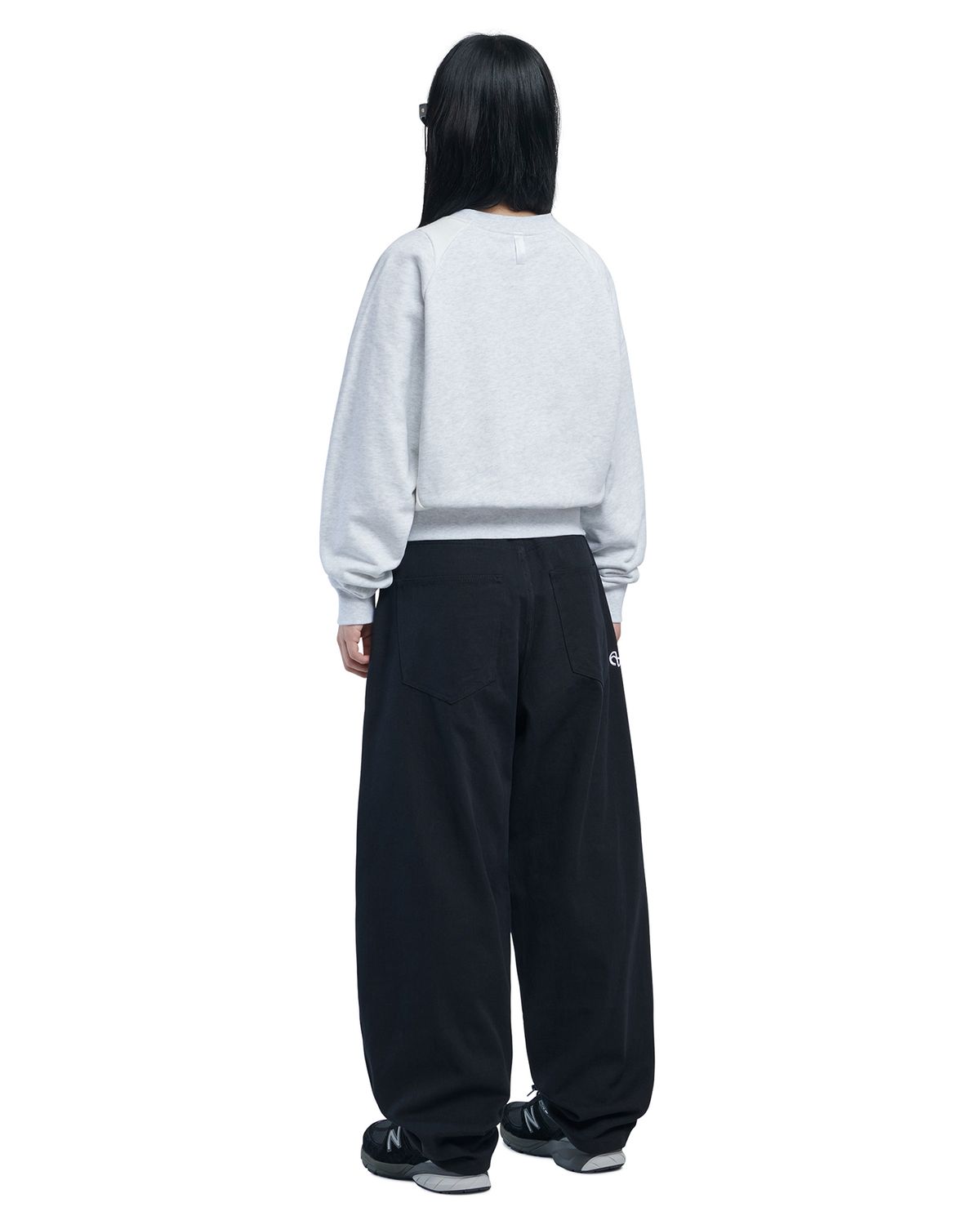 노매뉴얼(NOMANUAL) EMBLEM SWEATSHIRT - WHITE MELANGE