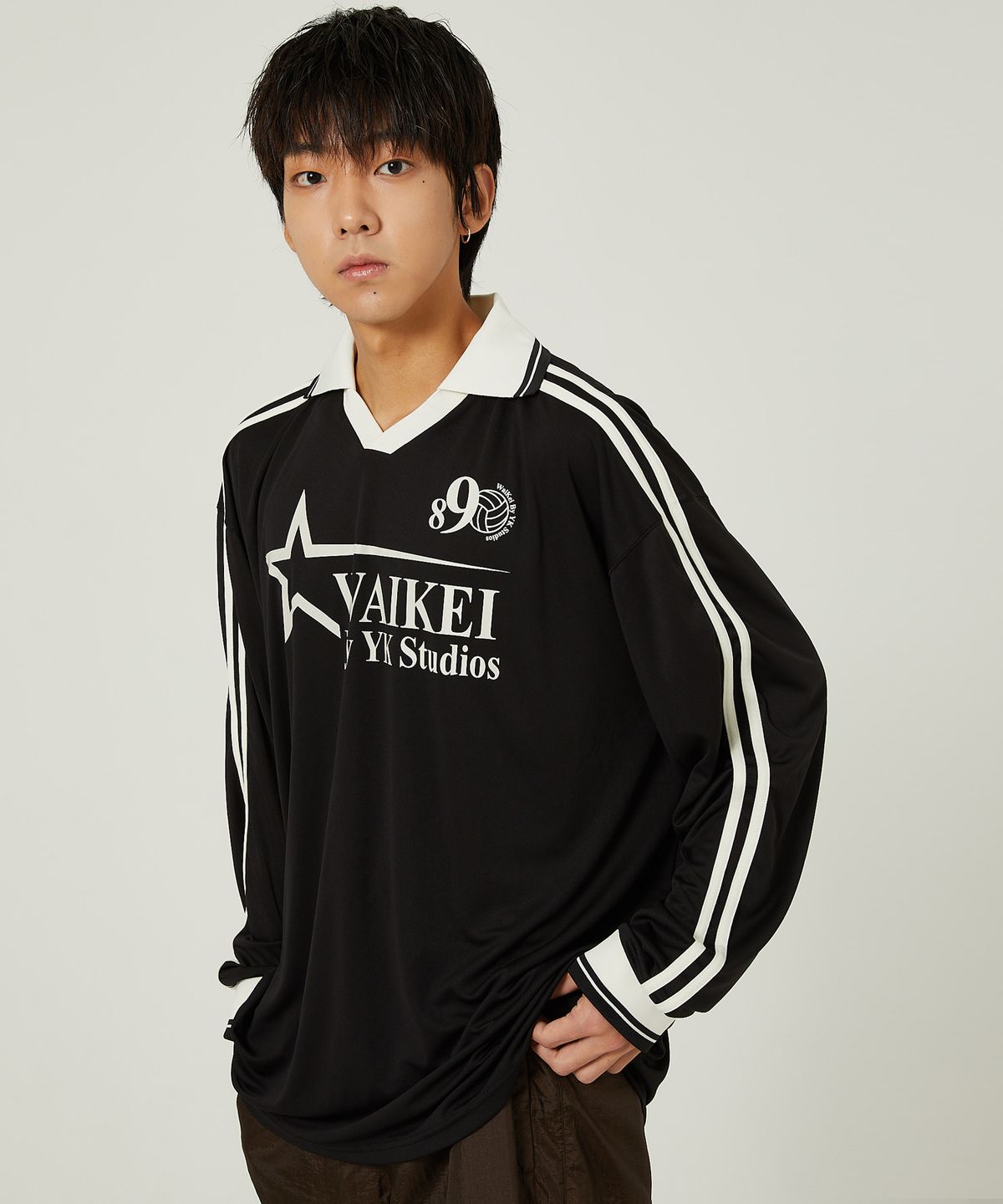 와이케이(WAIKEI) 스타 로고 카라 져지 롱슬리브 티셔츠 블랙