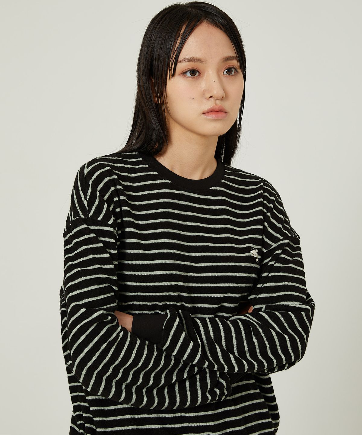 와이케이(WAIKEI) 돌핀 스트라이프 테리 맨투맨 블랙