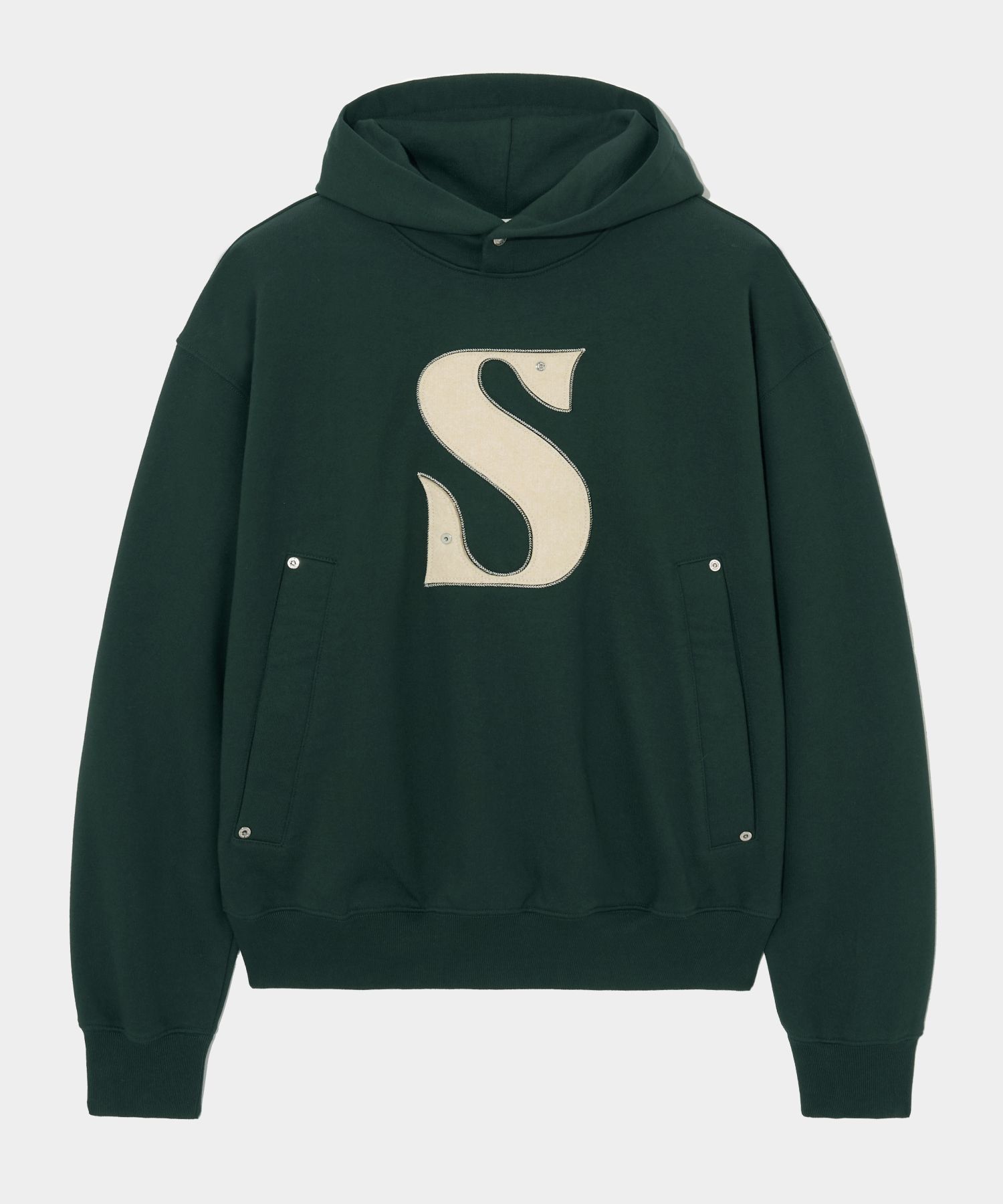 MUSINSA公式 | SATUR Rivet Appliqué Pocket Logo Hoodie