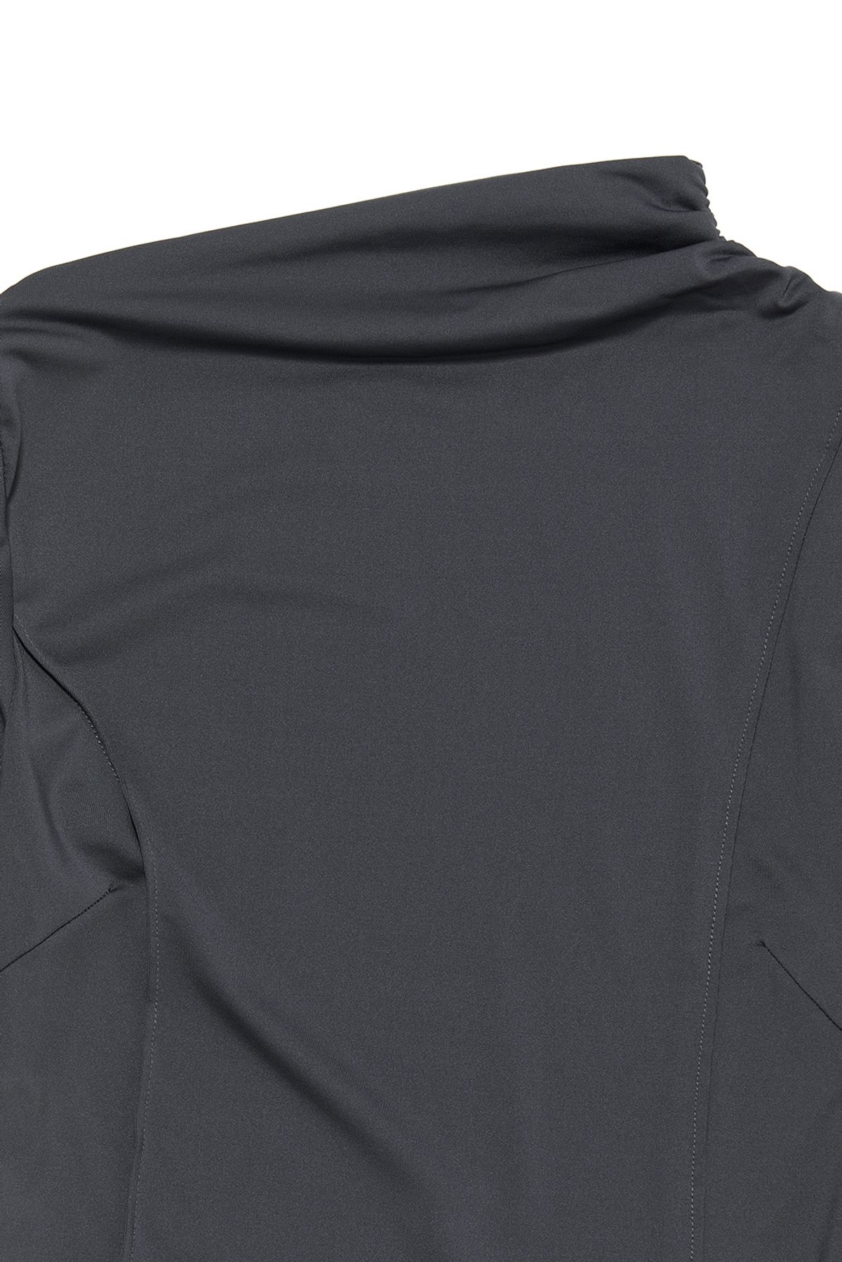 커렌트(CURRENT) ASYMMETRIC HALF NECK SLIT TOP [CHARCOAL]