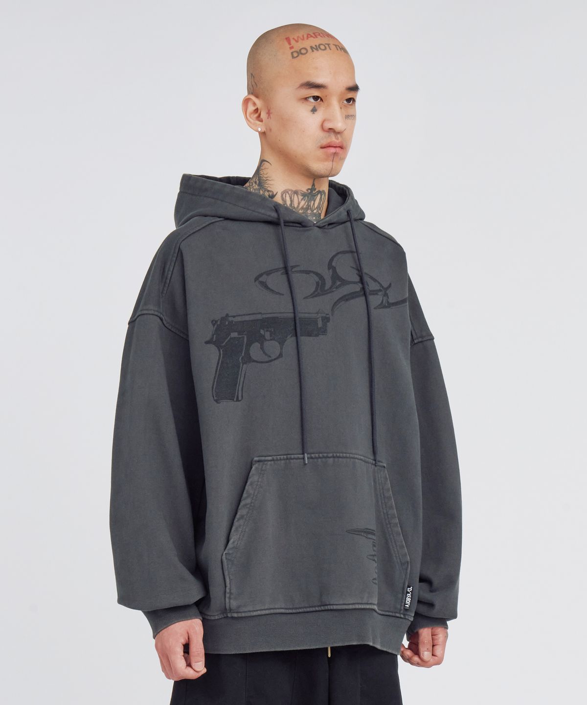 아조바이아조(AJOBYAJO) Gun Shot Washed Hoodie [CHARCOAL]