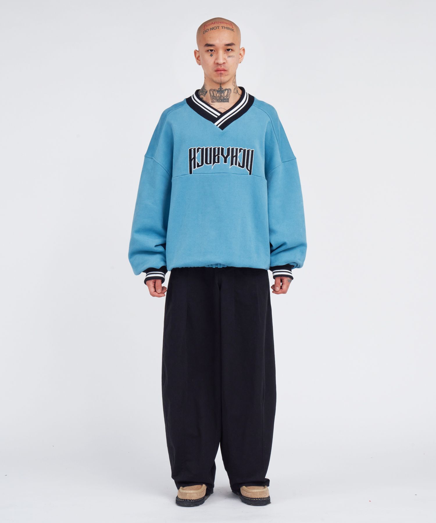 【AJO AJOBYAJO】23FW★ Arch Logo V-Neck Sweatshirt MUSINSA | AJOBYAJO Arch Logo V-Neck Sweatshirt [SKY BLUE]
