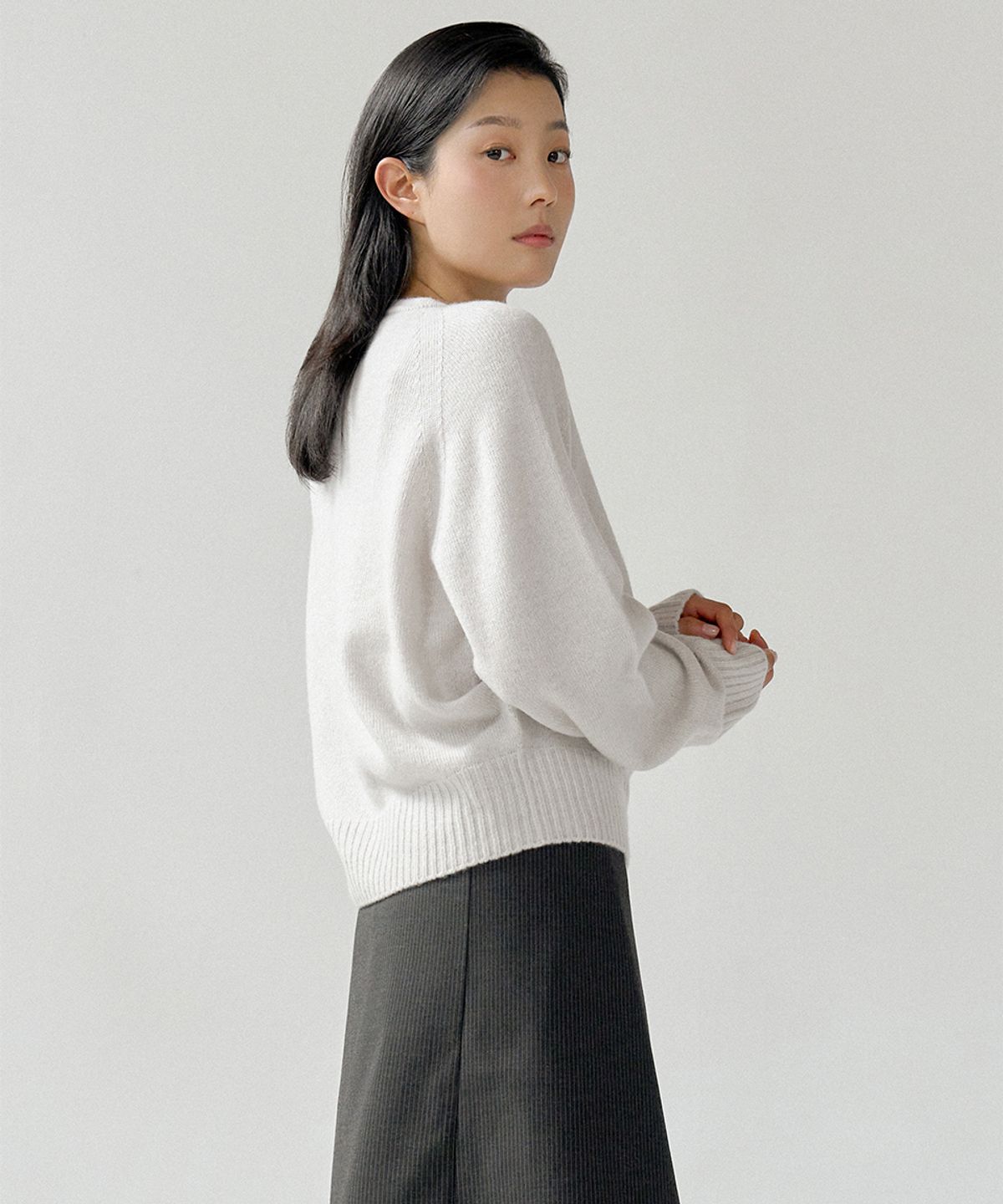 앤니즈(ANDNEEDS) Powder v-neck knit (silver gray)