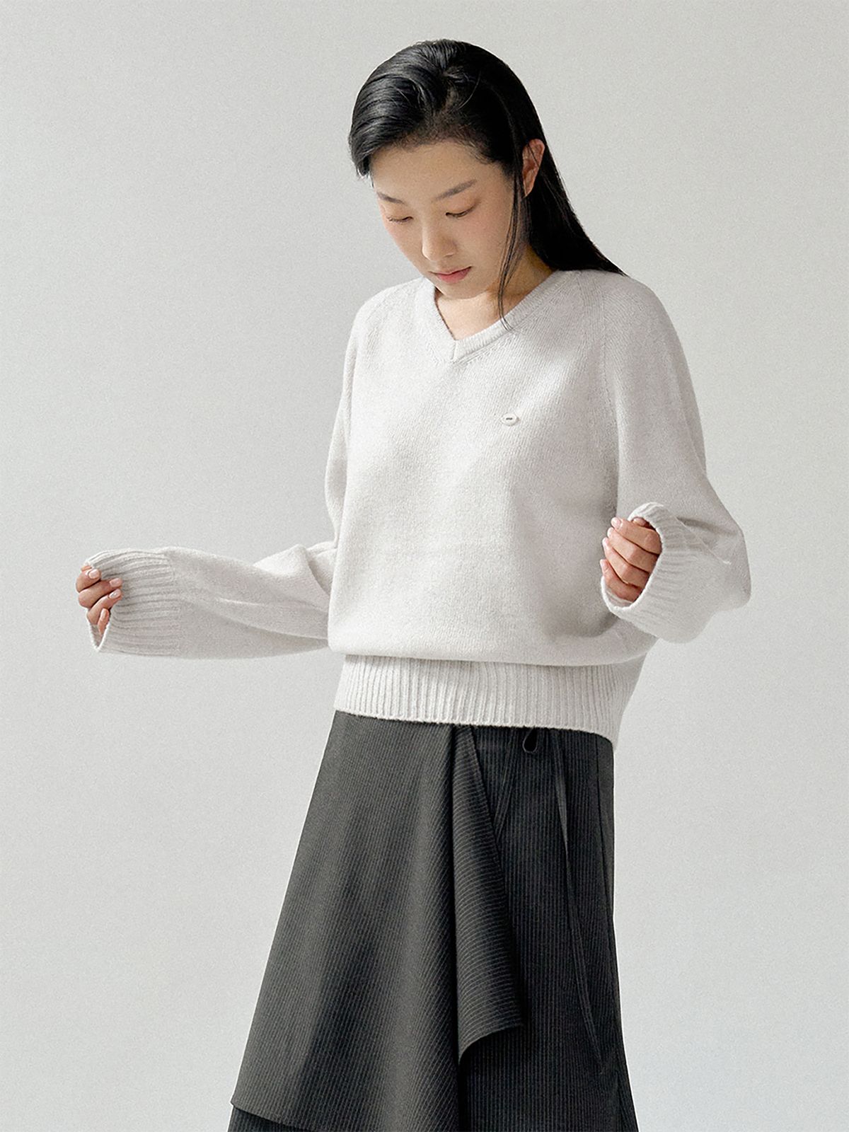 앤니즈(ANDNEEDS) Powder v-neck knit (silver gray)