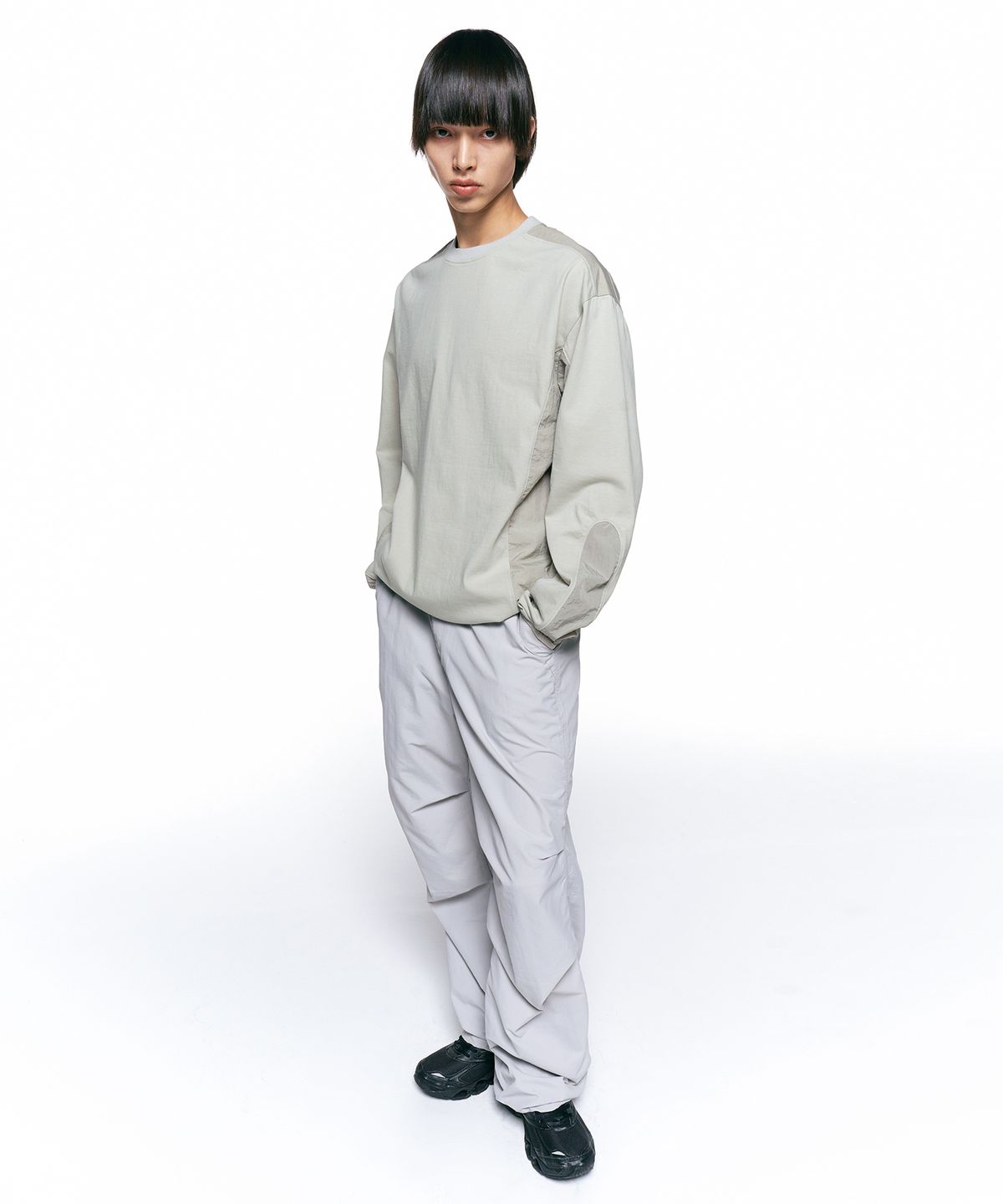 인사일런스(INSILENCE) 나일론 파라슈트 팬츠 LIGHT GREY