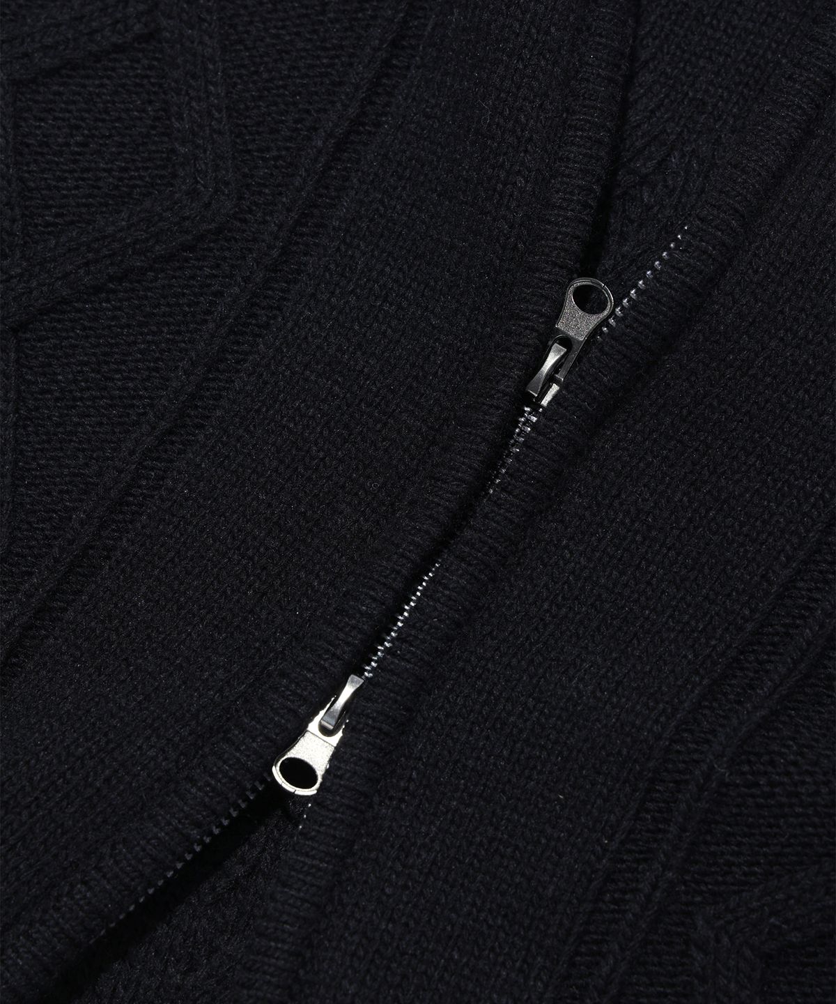사운즈라이프(SOUNDSLIFE) ZIGZAG Cable Collar Knit Zip-Up Black