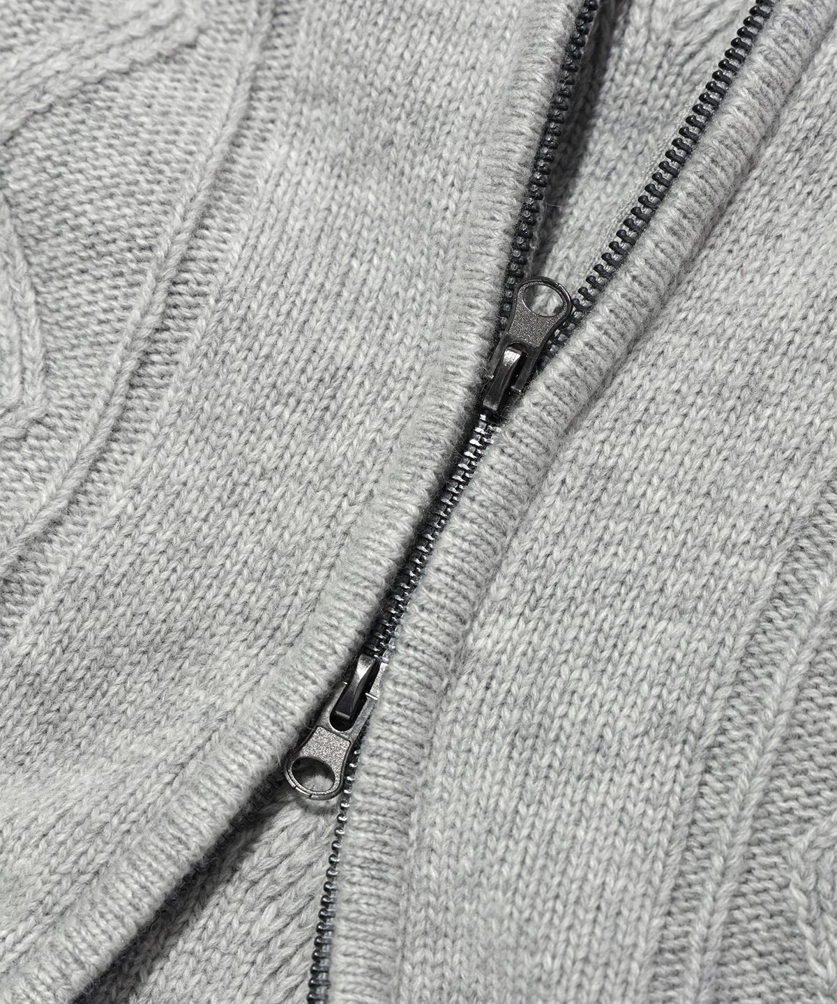 사운즈라이프(SOUNDSLIFE) ZIGZAG Cable Collar Knit Zip-Up Light Grey