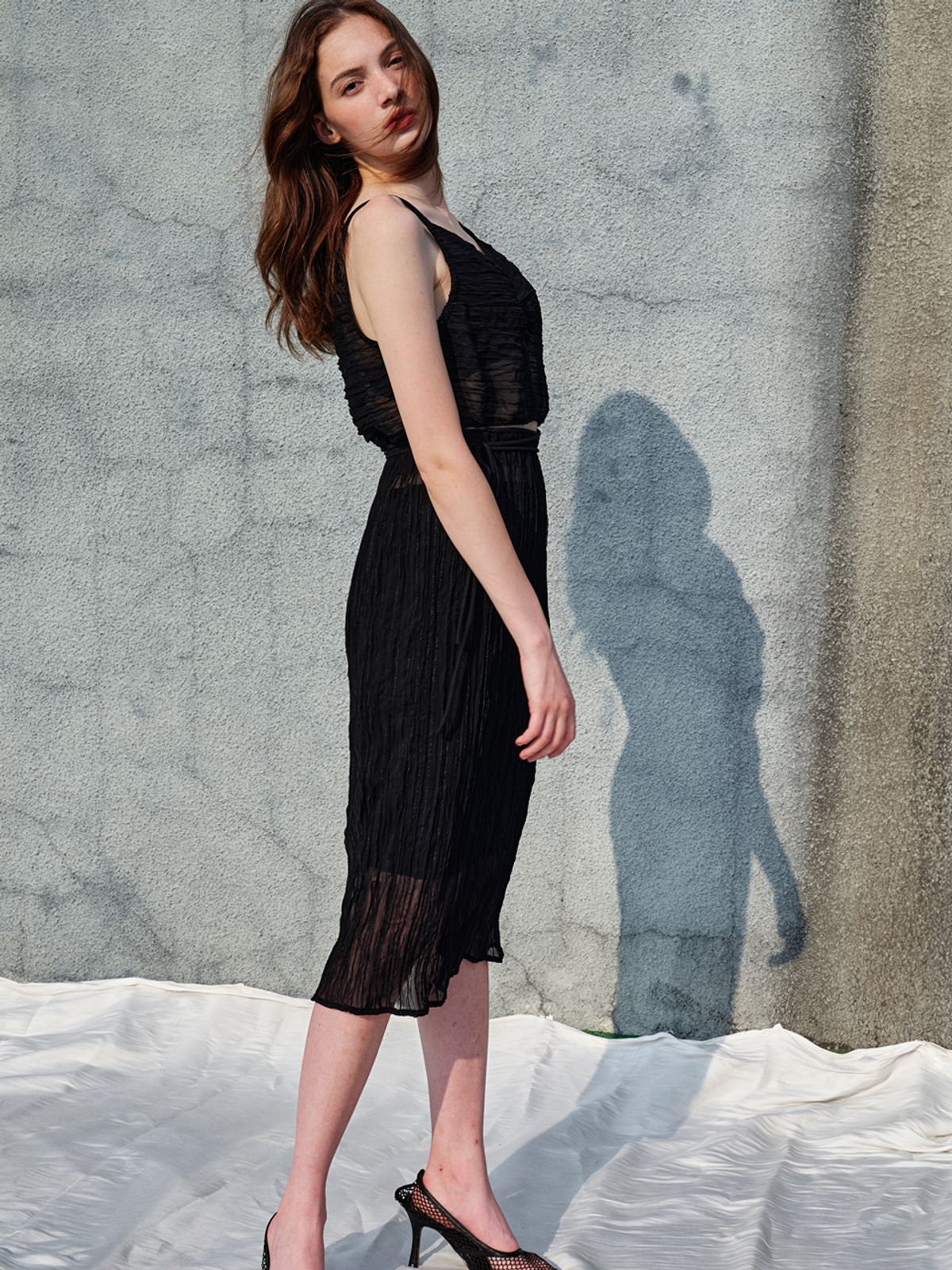 쏘리, 투 머치 러브(SORRY, TOO MUCH LOVE) Lofty Pleats Chiffon Two-Piece Dress_Black