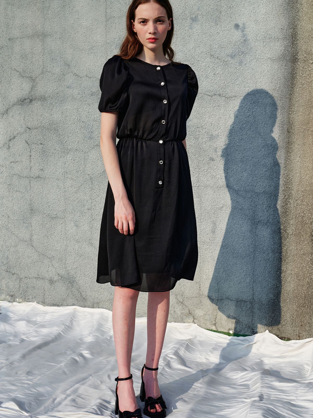 쏘리, 투 머치 러브(SORRY, TOO MUCH LOVE) Jacqueline Puff Sleeve Satin Dress_Black