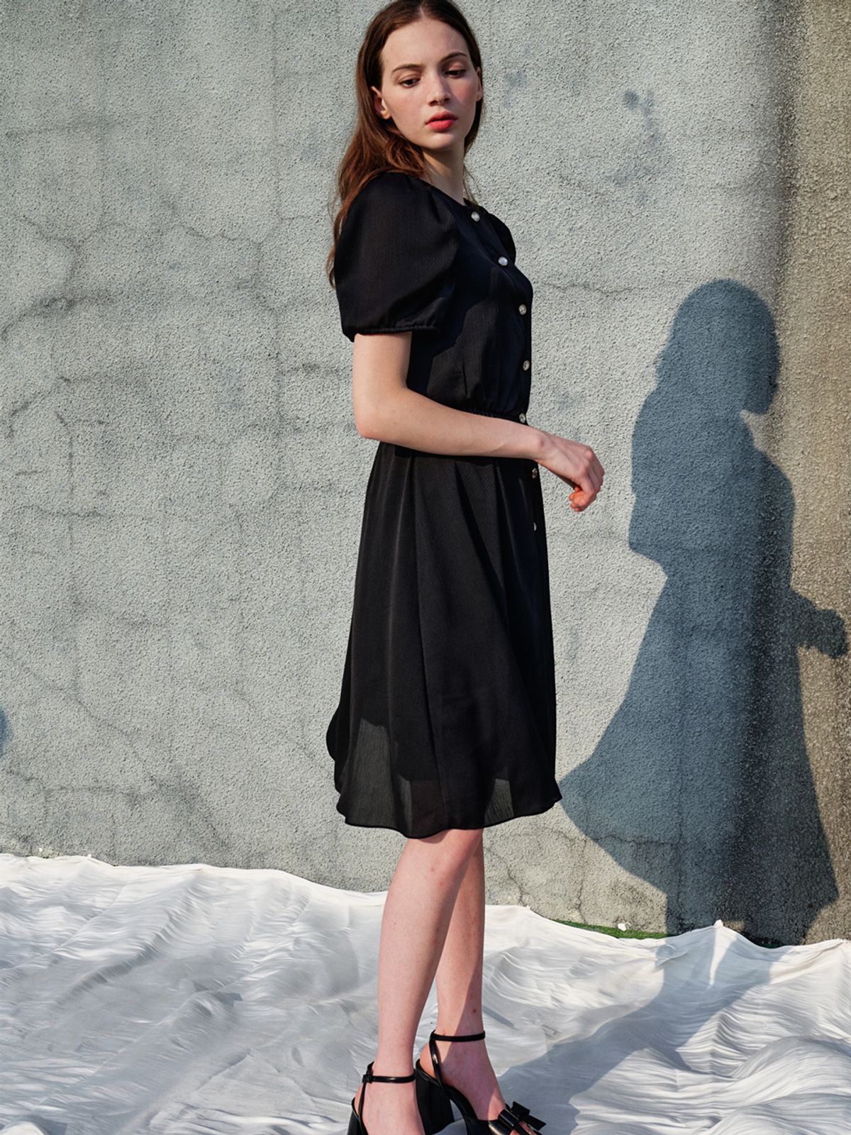 쏘리, 투 머치 러브(SORRY, TOO MUCH LOVE) Jacqueline Puff Sleeve Satin Dress_Black