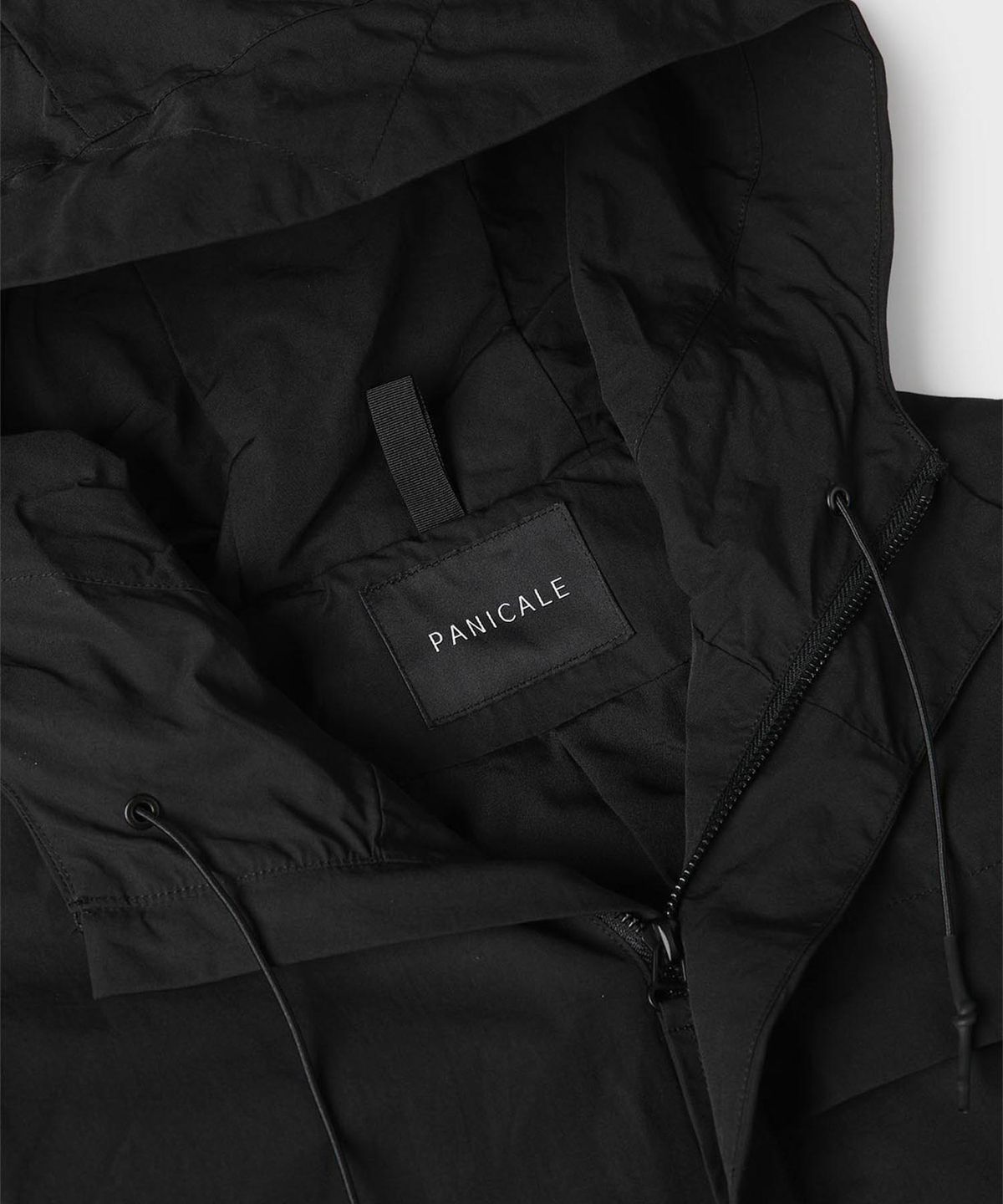 빠니깔레(PANICALE) 블랙 라이트 테크 후드 점퍼