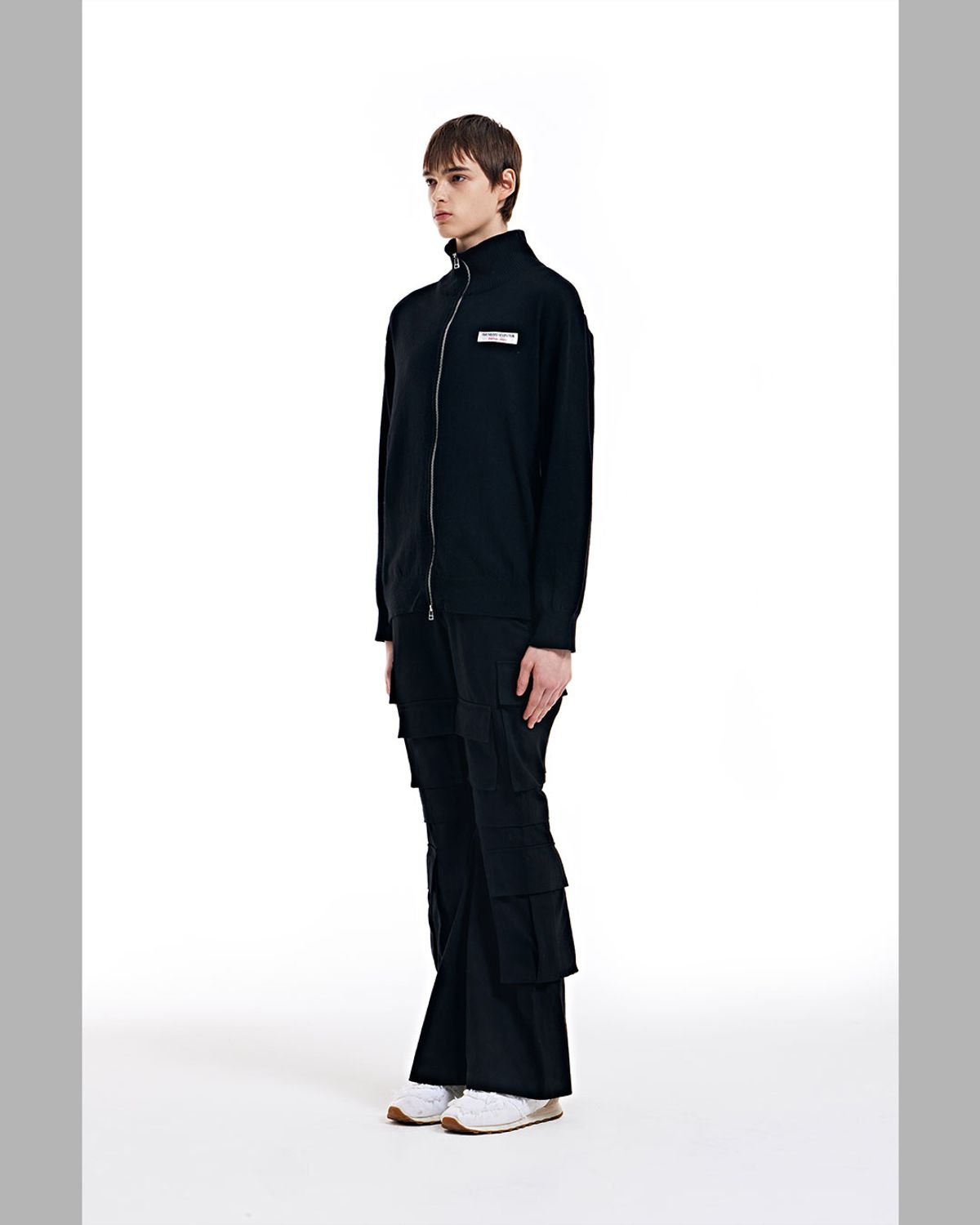 더뮤지엄비지터(THEMUSEUMVISITOR) FLOWER PICTURE PRINTED KNIT ZIP UP (BLACK)