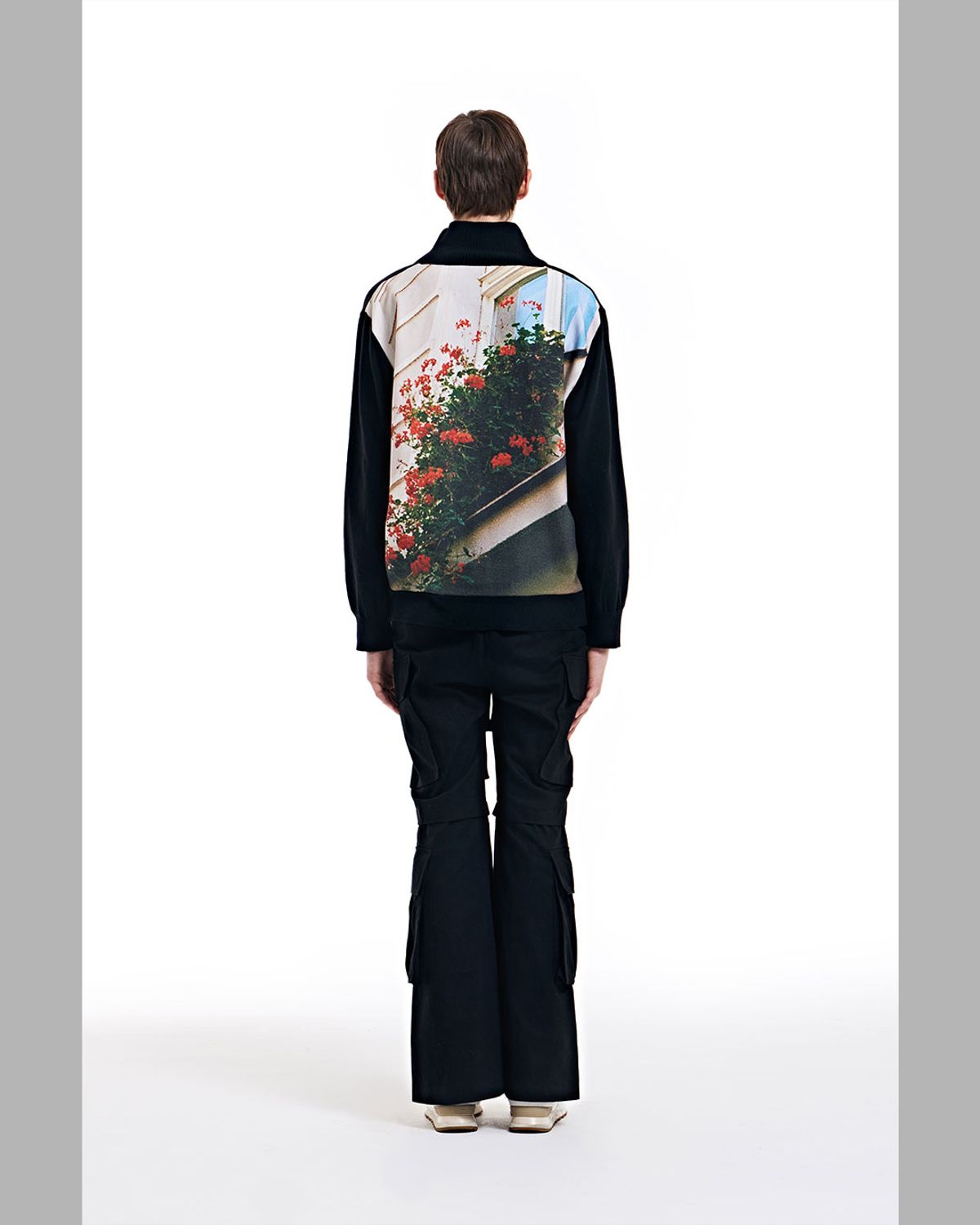 더뮤지엄비지터(THEMUSEUMVISITOR) FLOWER PICTURE PRINTED KNIT ZIP UP (BLACK)