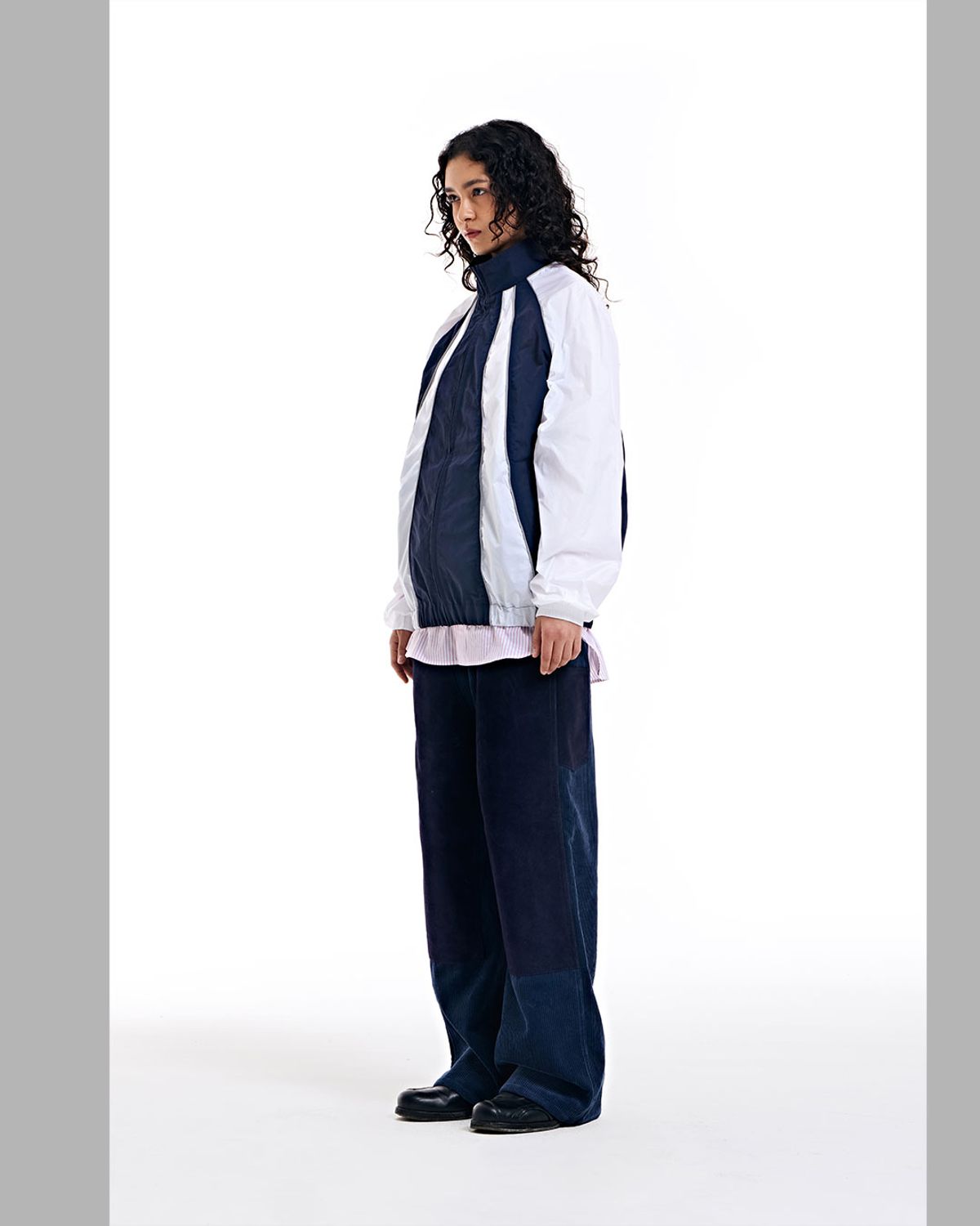 더뮤지엄비지터(THEMUSEUMVISITOR) REFLECTIVE LINE RAGLAN WINDBREAKER (NAVY)