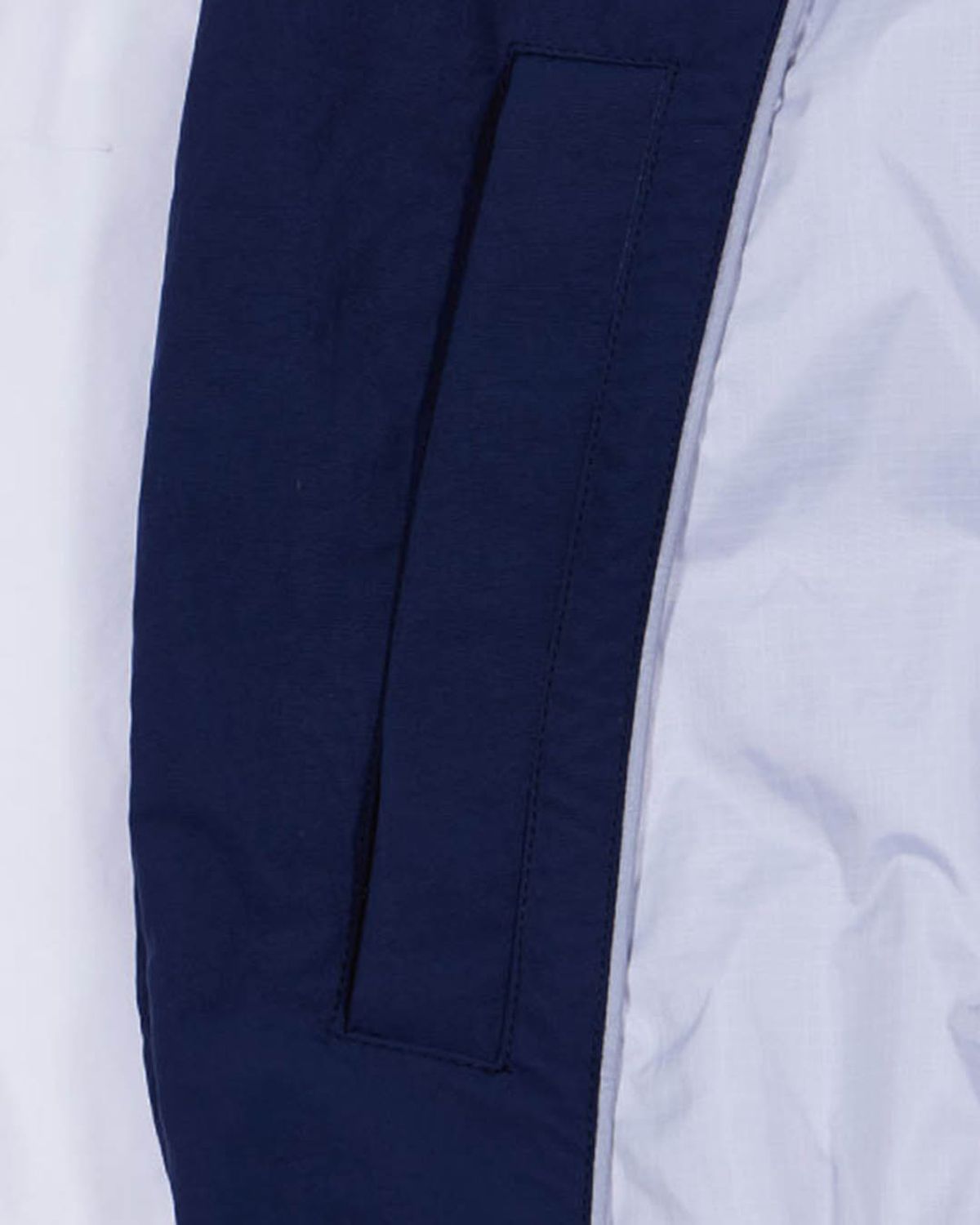 더뮤지엄비지터(THEMUSEUMVISITOR) REFLECTIVE LINE RAGLAN WINDBREAKER (NAVY)
