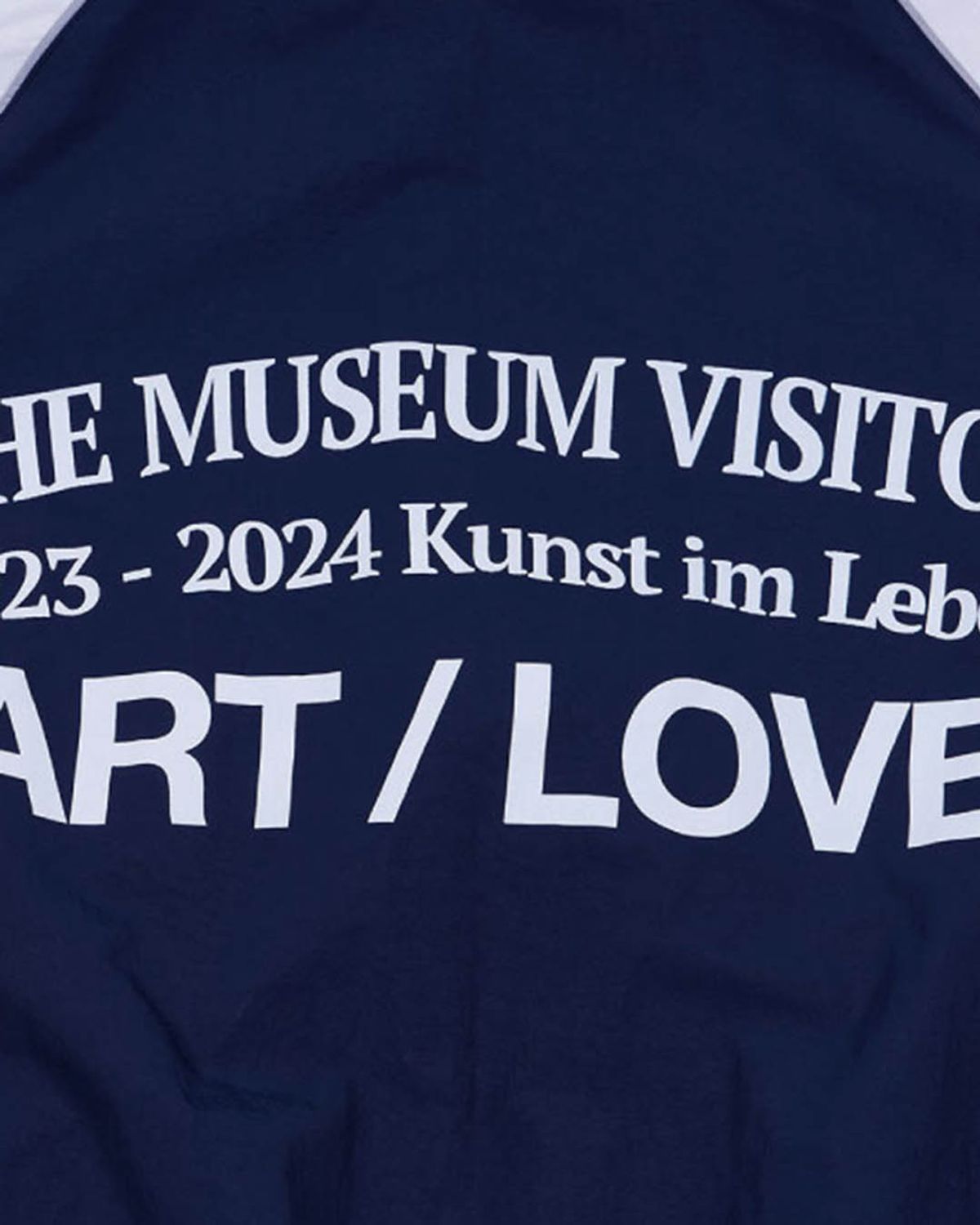 더뮤지엄비지터(THEMUSEUMVISITOR) REFLECTIVE LINE RAGLAN WINDBREAKER (NAVY)