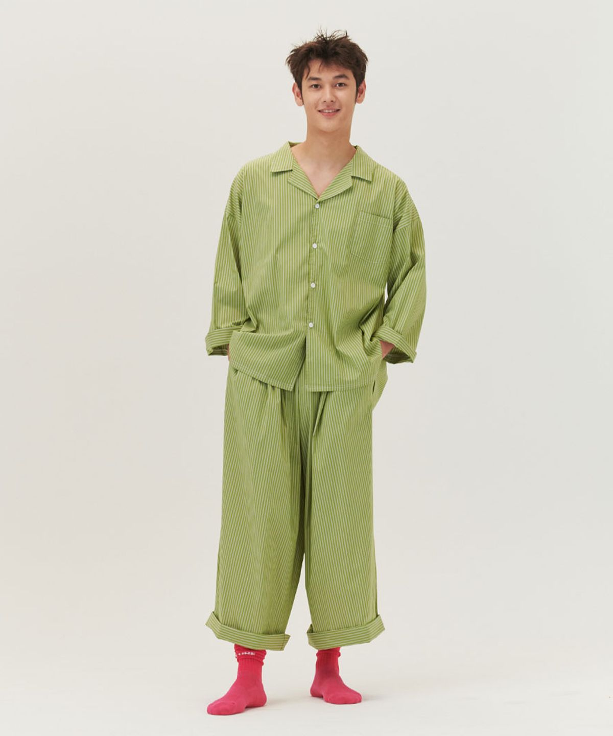 오끼뜨(OGGITT) (uni)도미토리 티킹 스트라이프 파자마 올리브