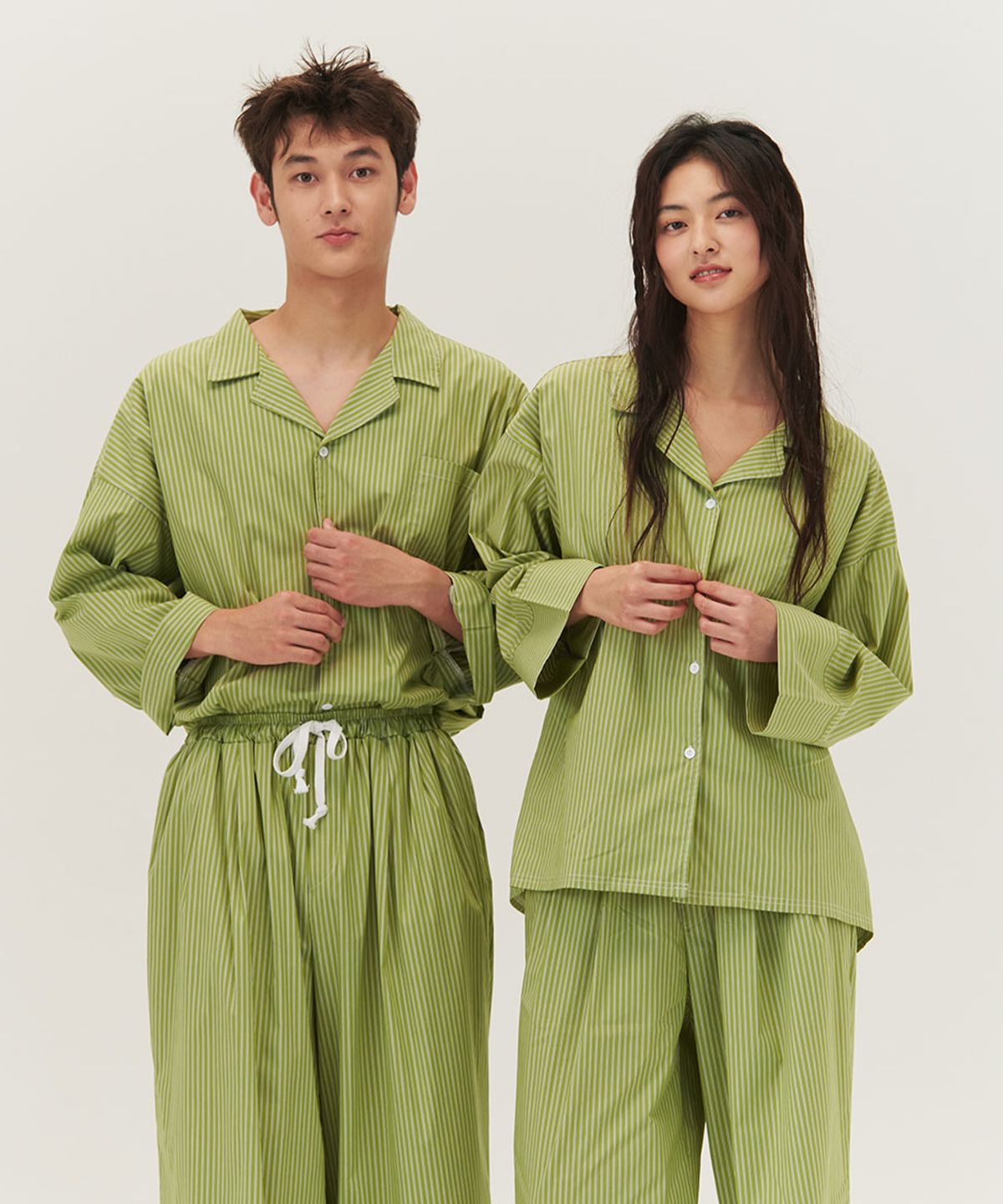 오끼뜨(OGGITT) (uni)도미토리 티킹 스트라이프 파자마 올리브