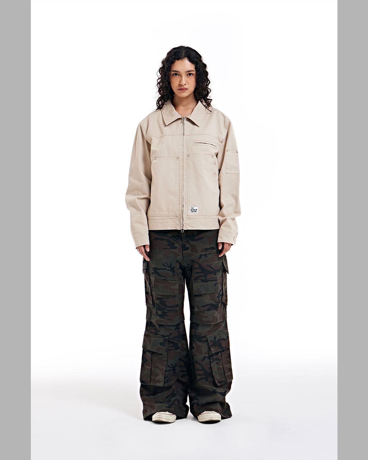 더뮤지엄비지터(THEMUSEUMVISITOR) STUD BACK LOGO CARPENTER JACKET (BEIGE)