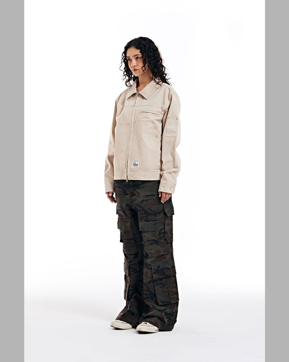더뮤지엄비지터(THEMUSEUMVISITOR) STUD BACK LOGO CARPENTER JACKET (BEIGE)