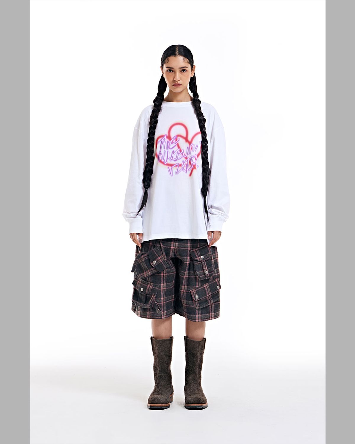 더뮤지엄비지터(THEMUSEUMVISITOR) BLURRED HEART PRINTED LONG SLEEVE (WHITE)