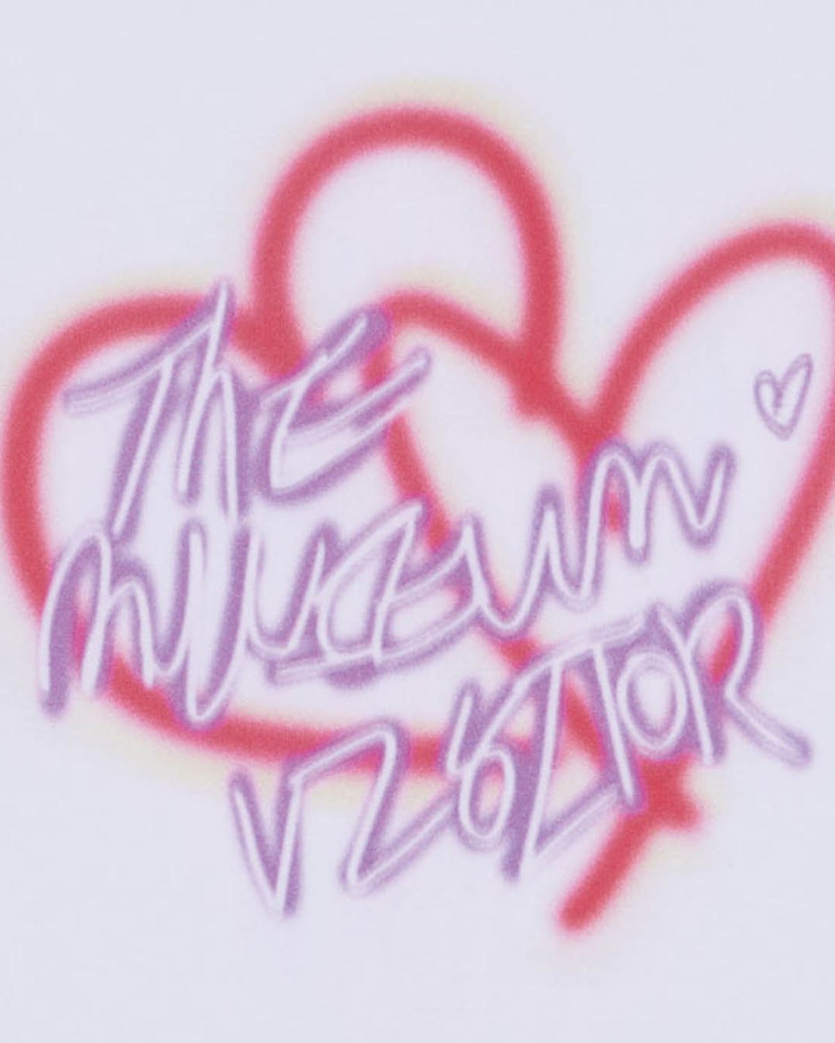 더뮤지엄비지터(THEMUSEUMVISITOR) BLURRED HEART PRINTED LONG SLEEVE (WHITE)