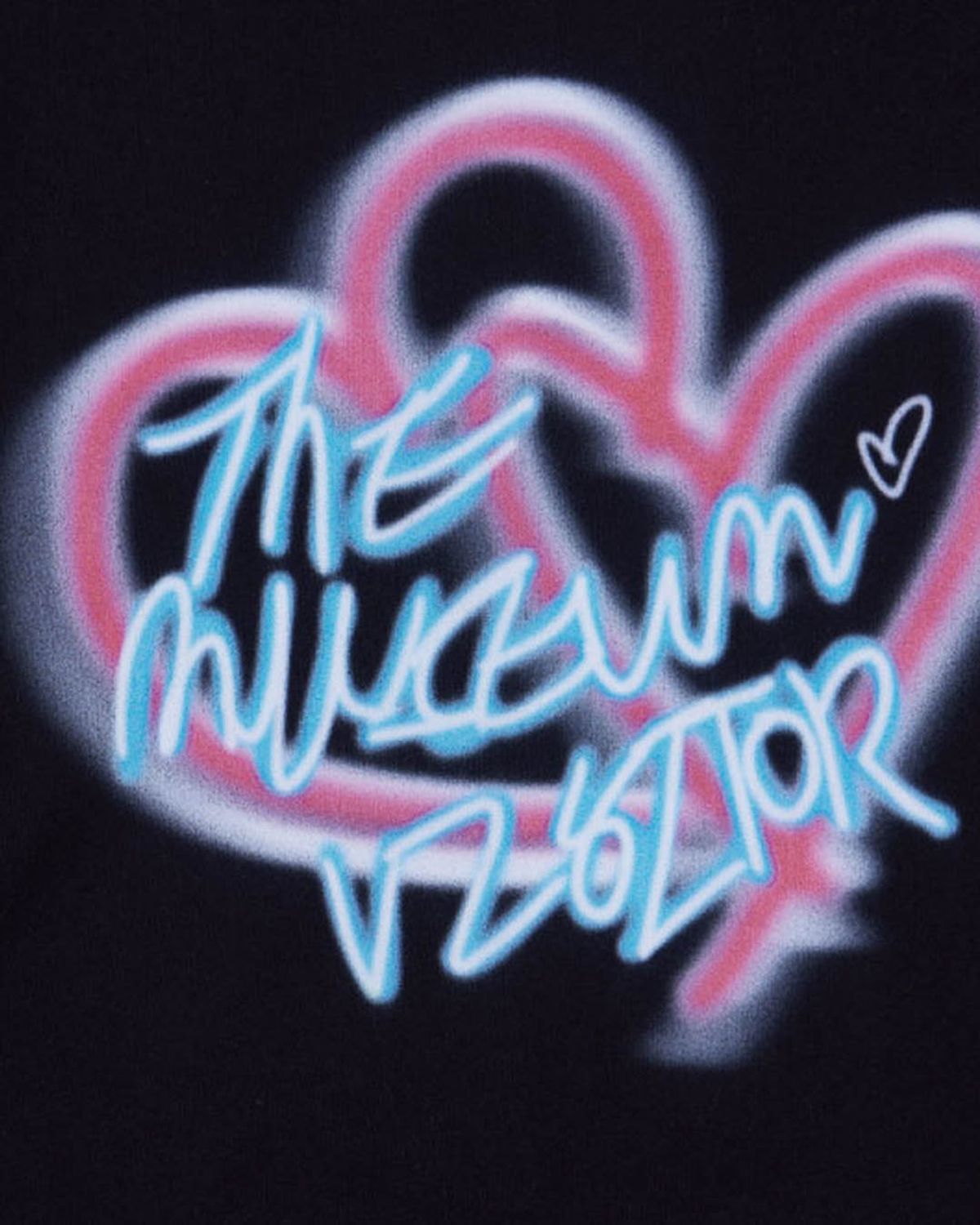 더뮤지엄비지터(THEMUSEUMVISITOR) BLURRED HEART PRINTED LONG SLEEVE (BLACK)