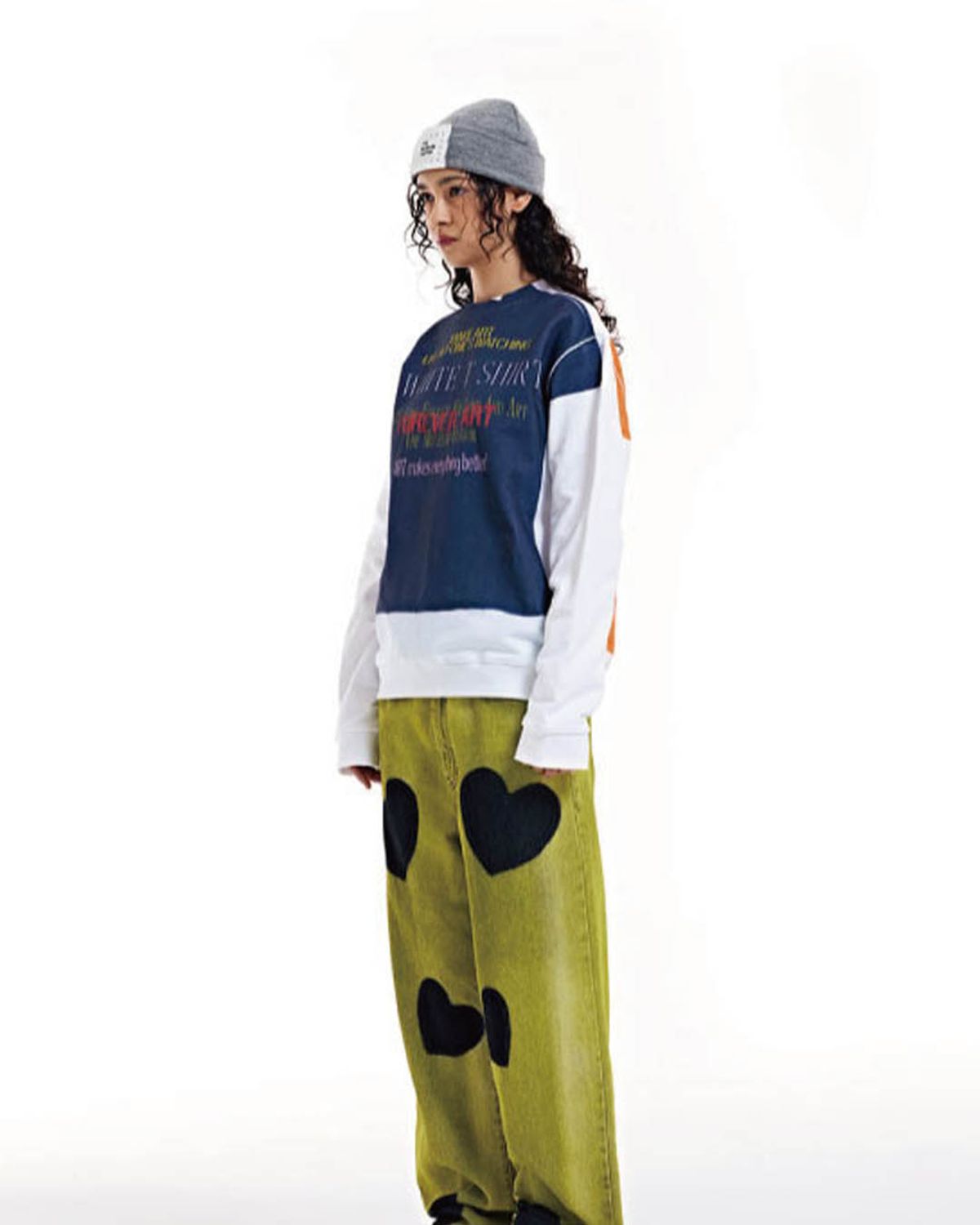 더뮤지엄비지터(THEMUSEUMVISITOR) LETTERING T-SHIRTS PRINTED SWEATSHIRTS (WHITE)