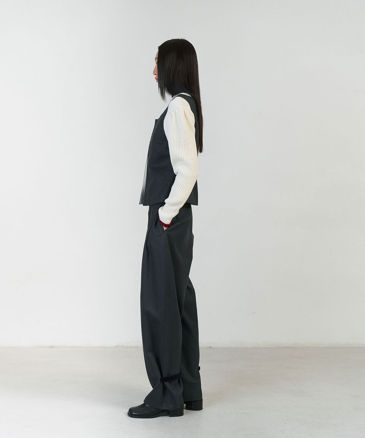 아모멘토(AMOMENTO) SOLID WIDE TUCK WOOL PANTS_CHARCOAL