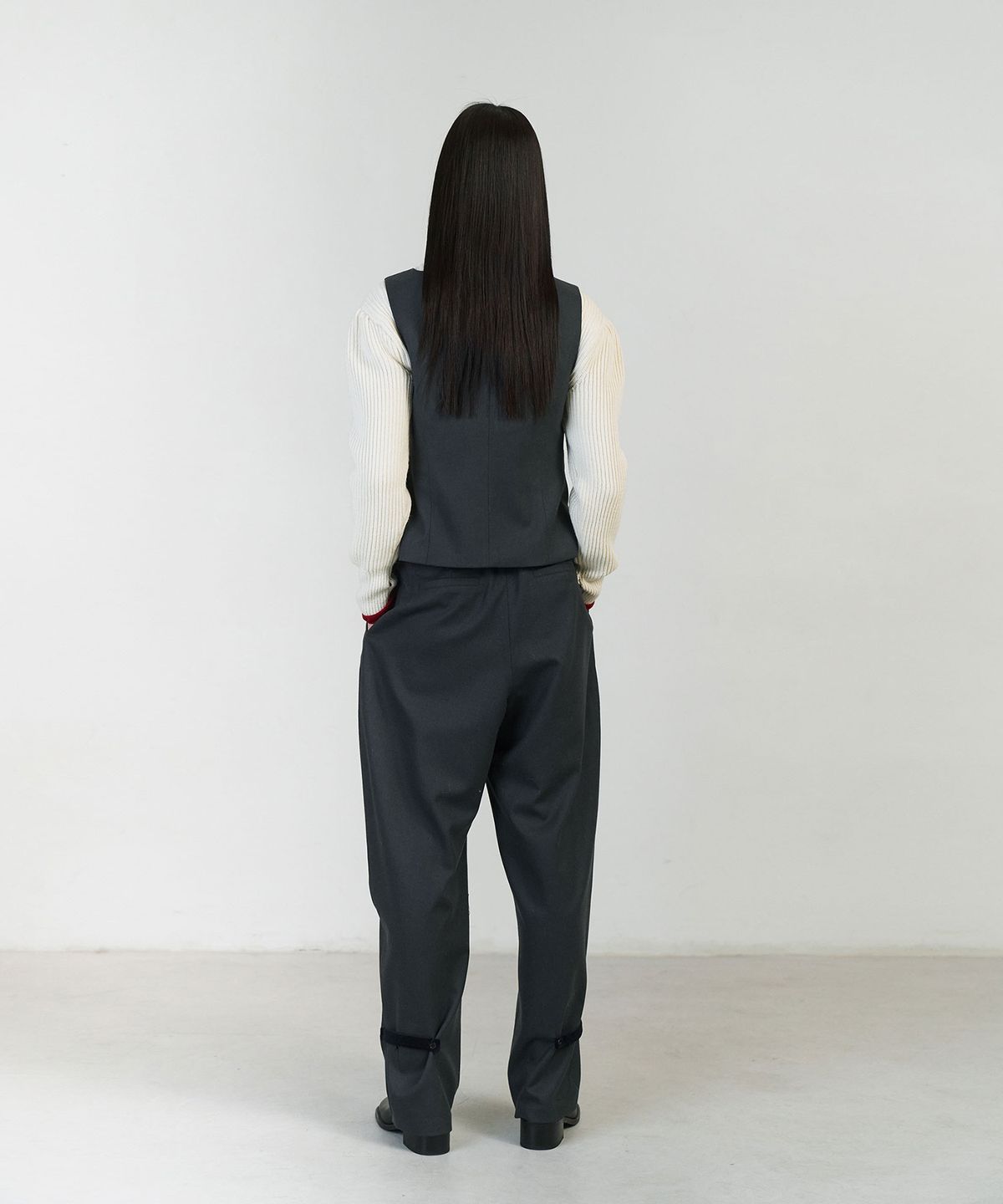 아모멘토(AMOMENTO) SOLID WIDE TUCK WOOL PANTS_CHARCOAL