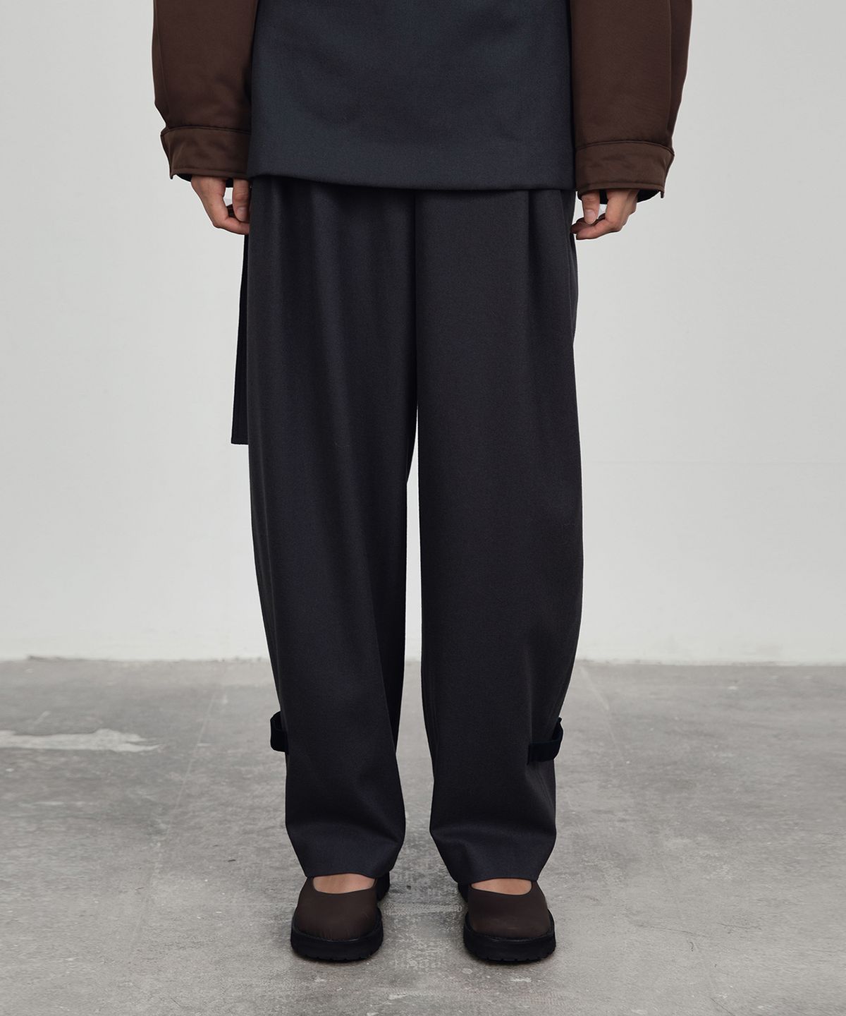 아모멘토(AMOMENTO) SOLID WIDE TUCK WOOL PANTS_CHARCOAL