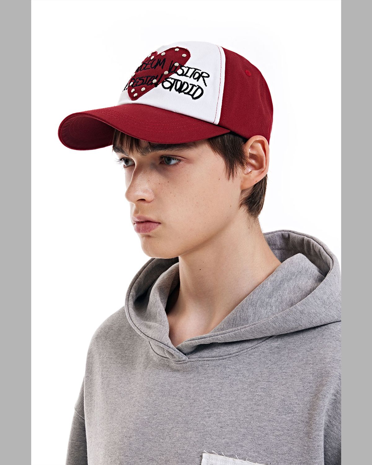 더뮤지엄비지터(THEMUSEUMVISITOR) HEART PATCH STUD BALLCAP (RED)