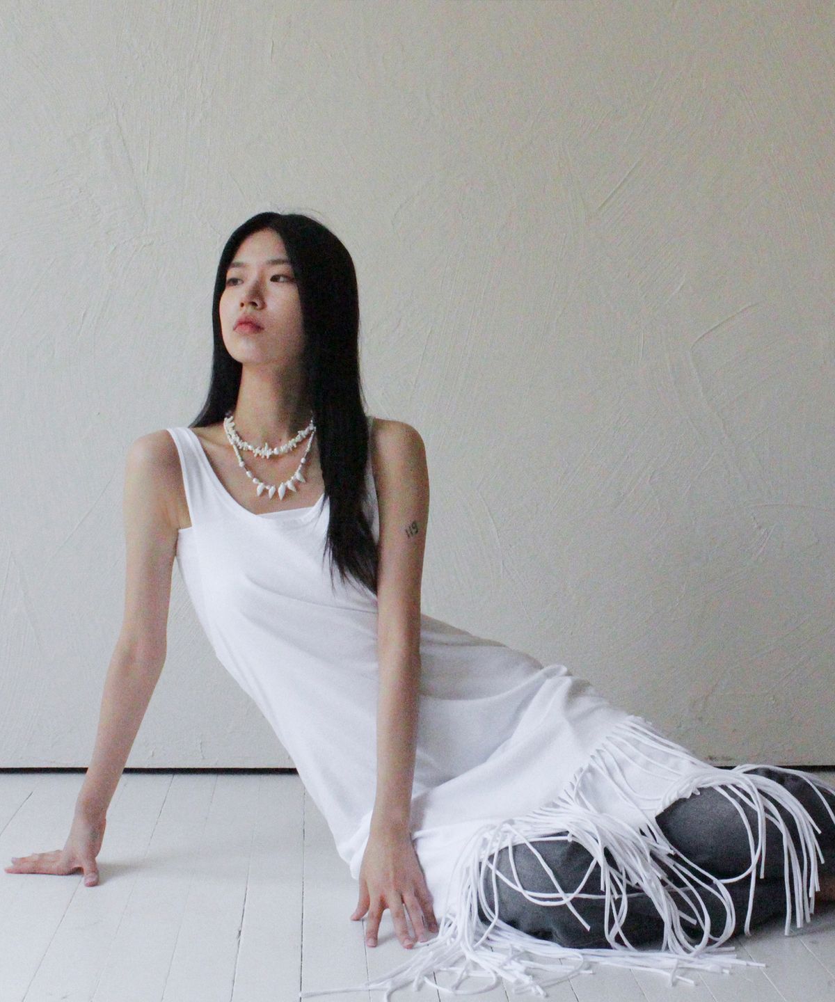루바티(RUBATI) 아이보리 코랄 초커 네크리스